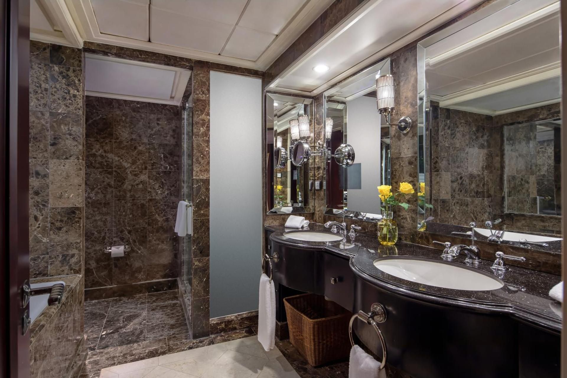 Larger Guest room, 1 King, City view