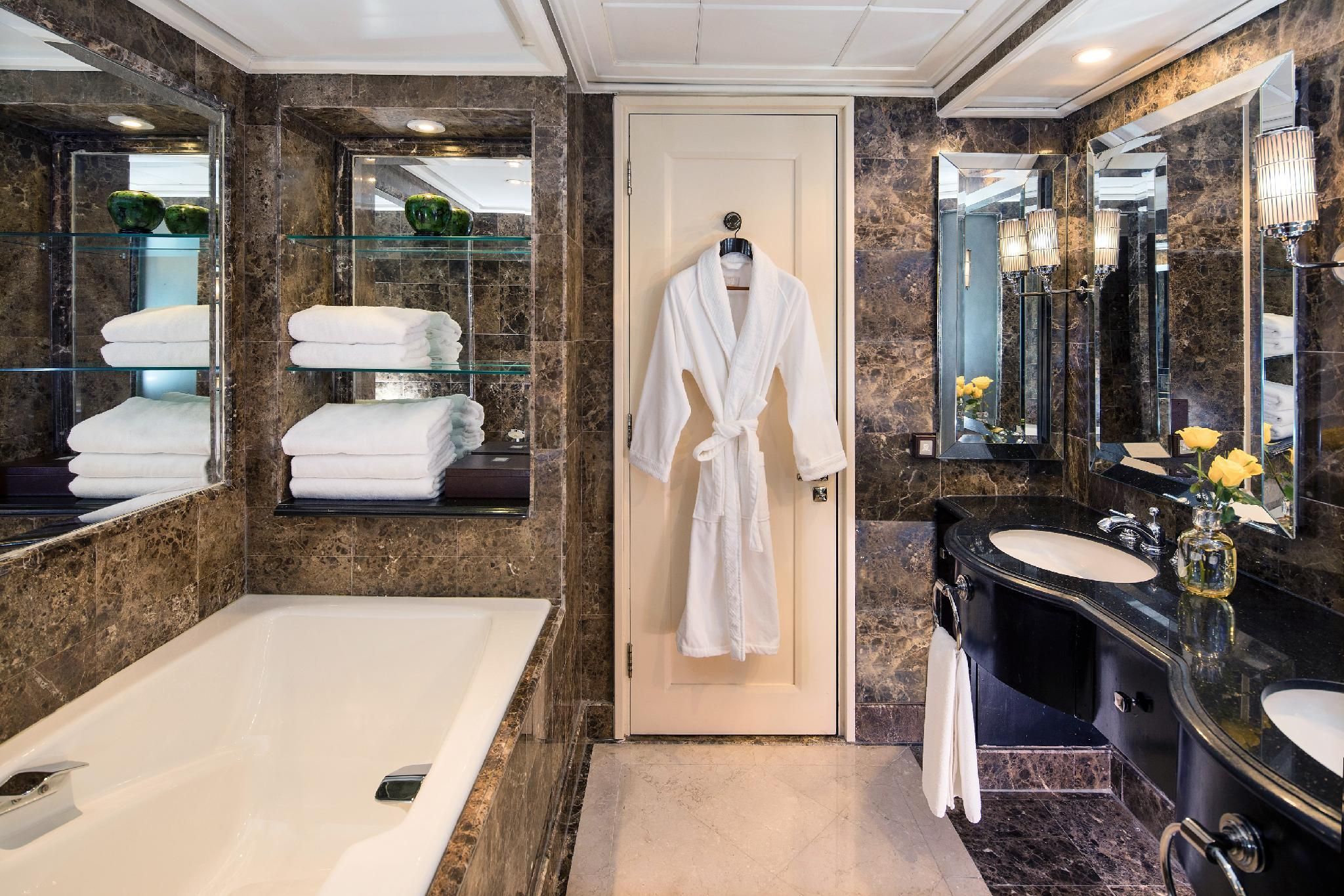 Larger Guest room, 1 King, City view