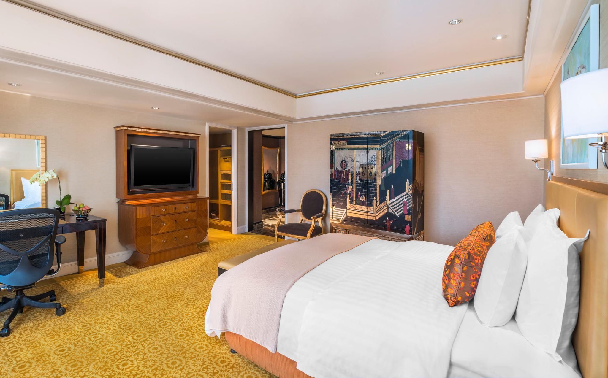 Larger Guest room, 1 King, City view