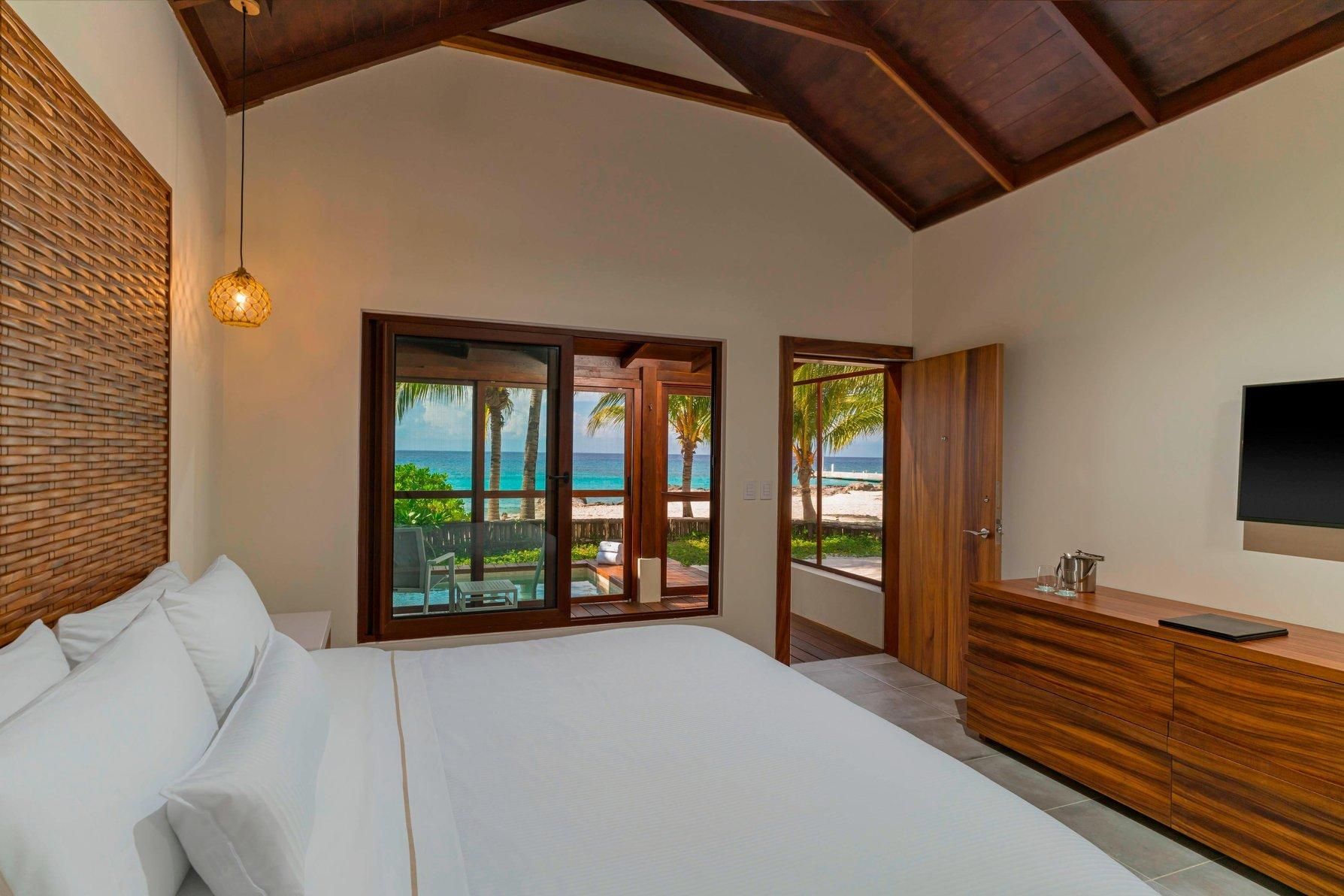 Cabana 1, Studio Suite, 1 King, Oceanfront, Corner room, Ground floor, Pool access, Poolside