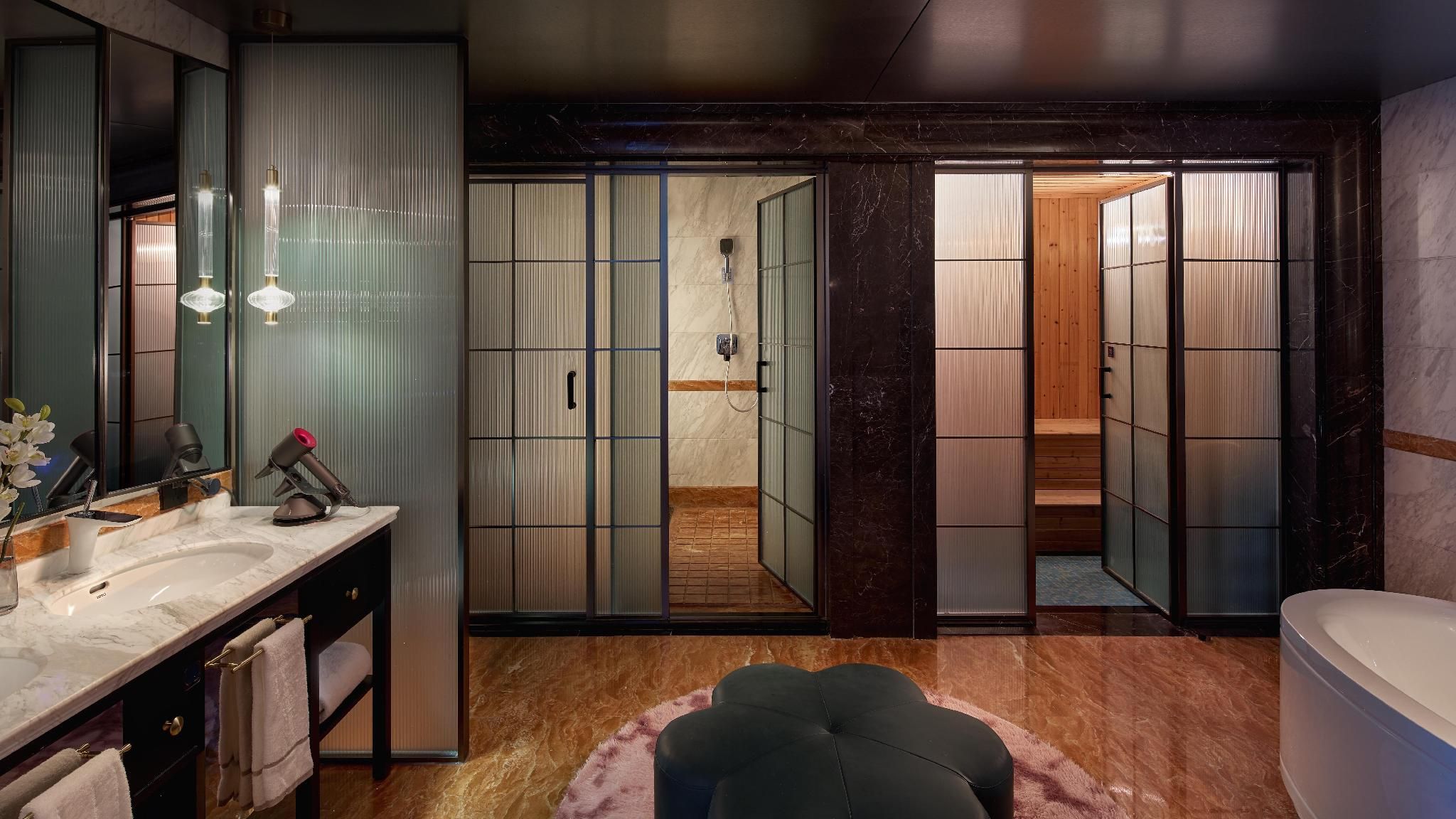 Executive Deluxe Suite