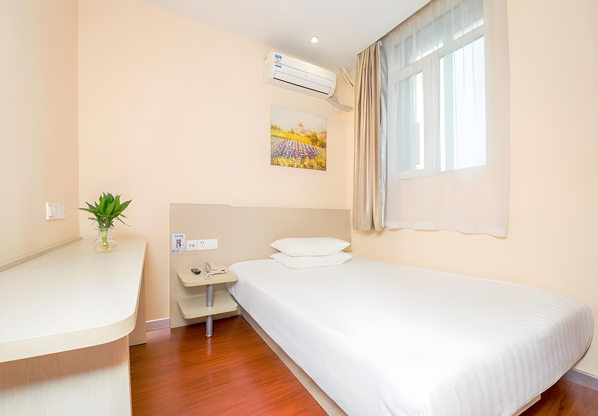 Hotel Queen Room