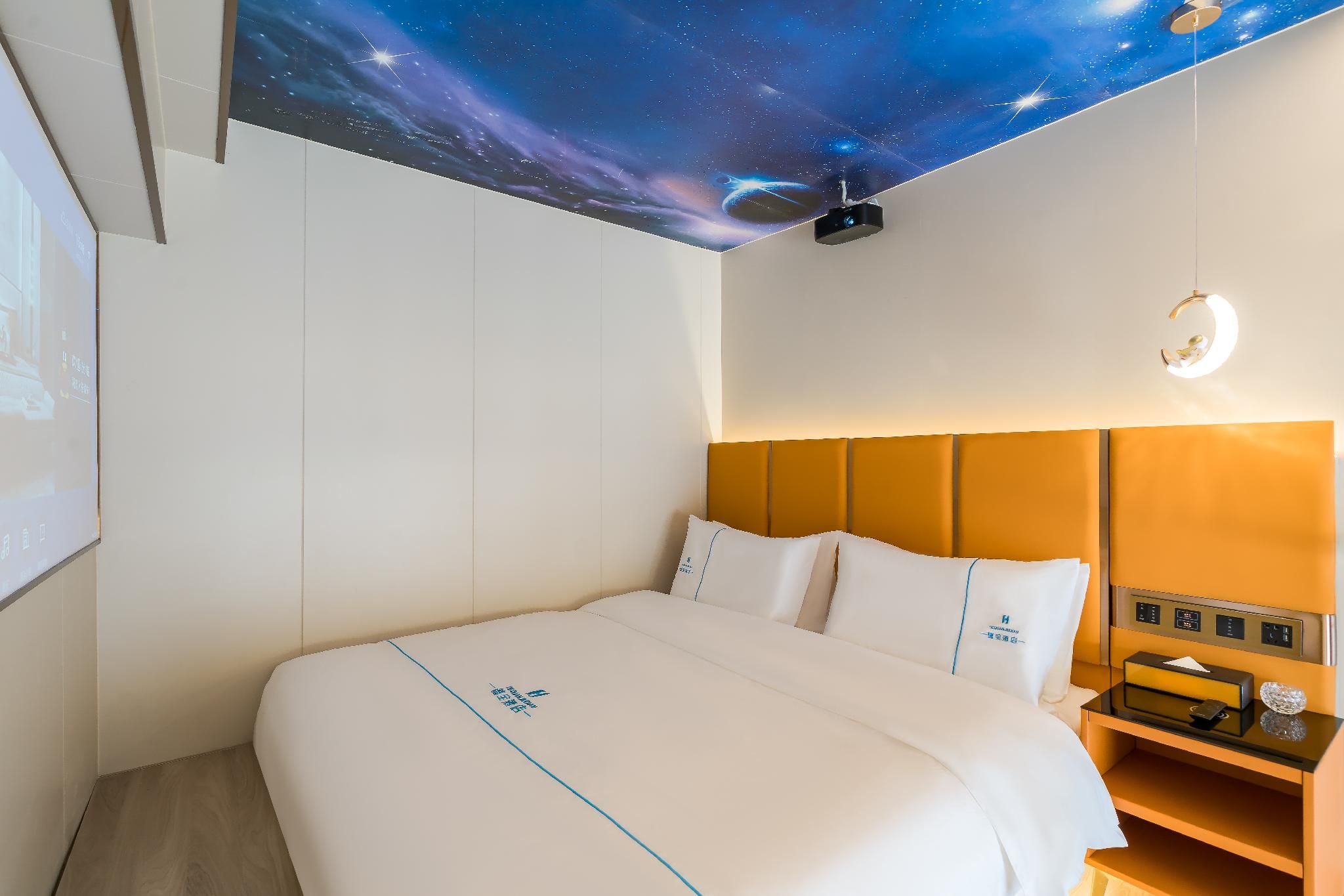 Room with Queen Bed