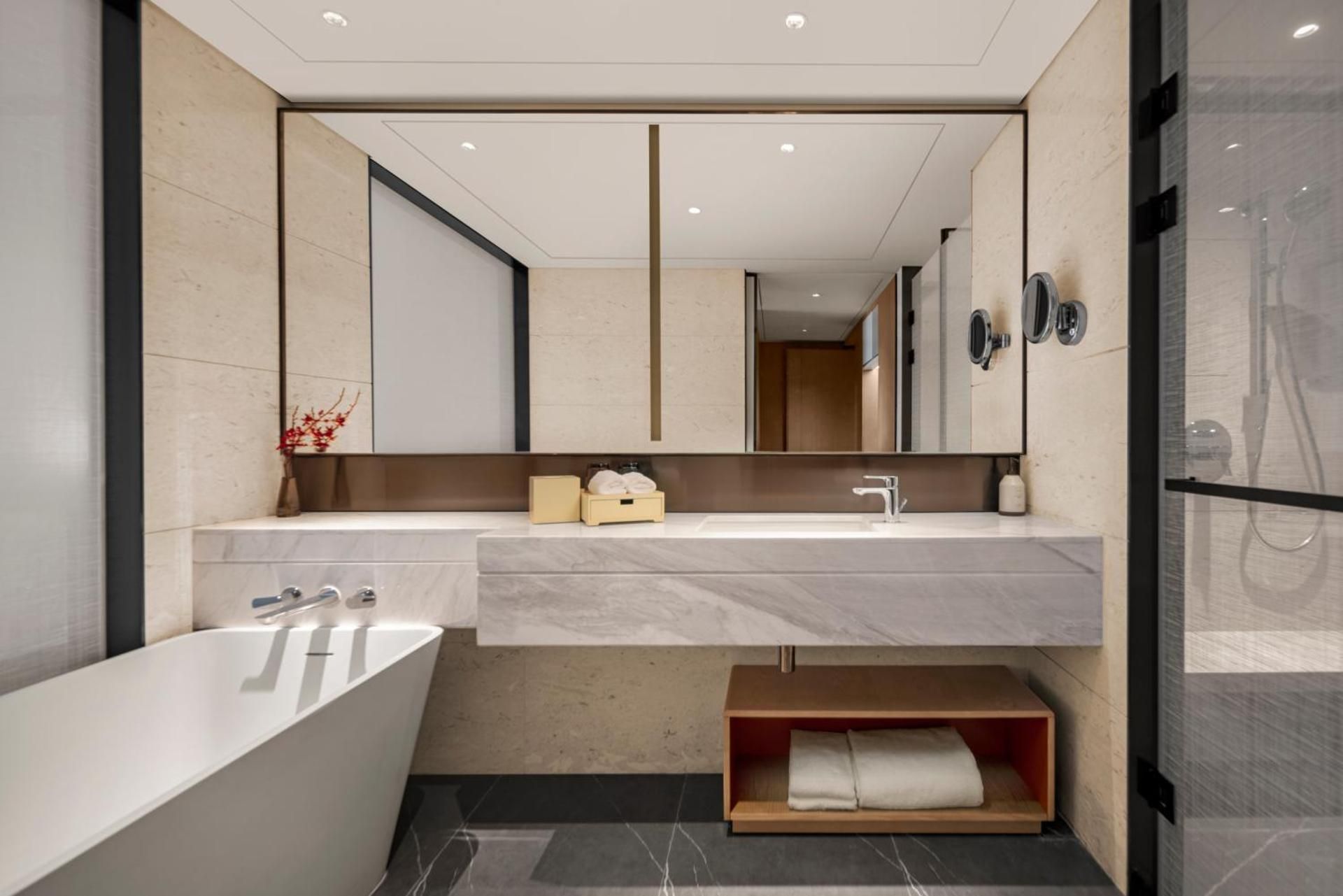 Premier Suite with with One King-size Bed, Loun ge Access, and City View