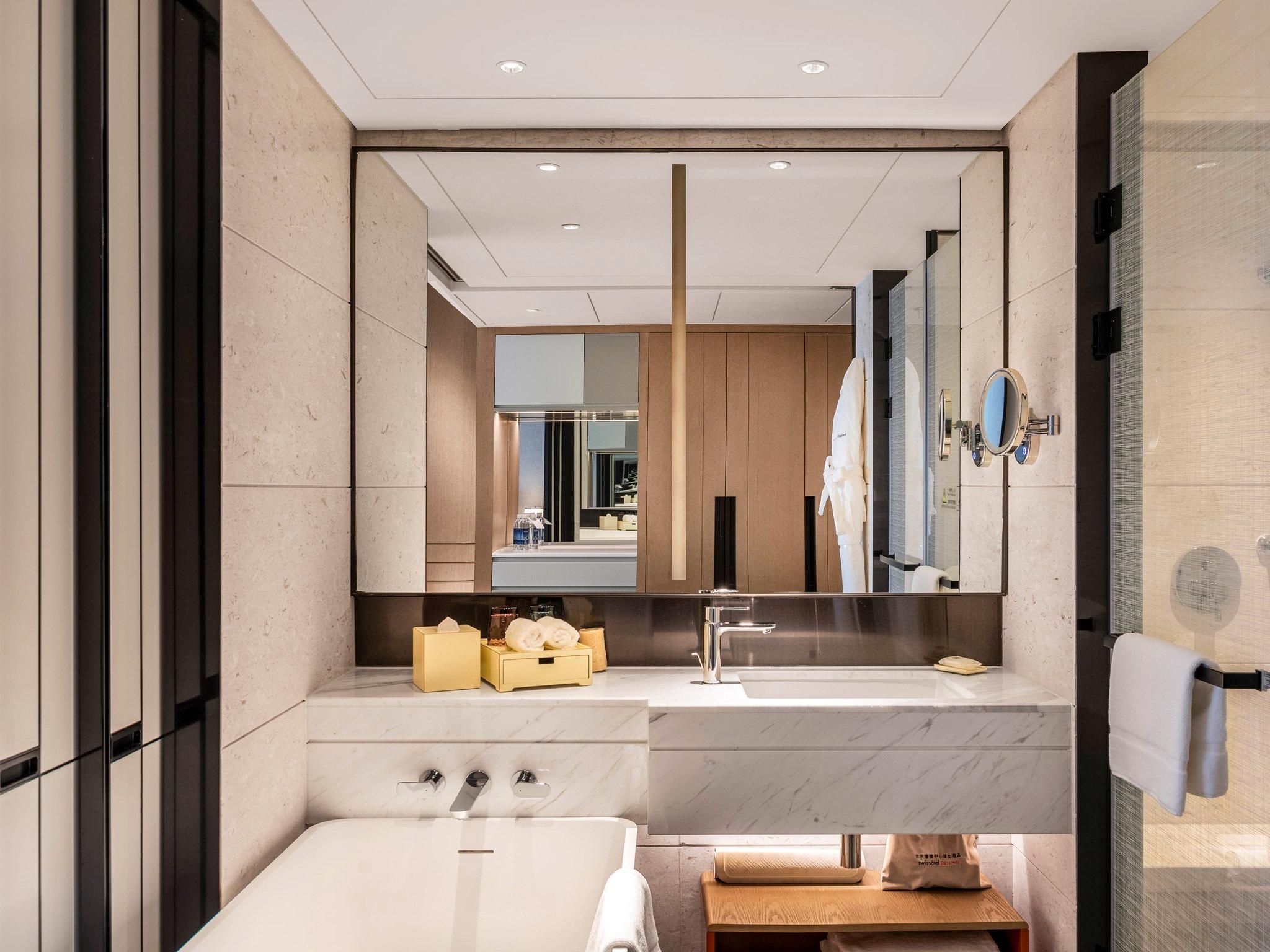 Swiss Grand Executive Room with King-size bed, Lounge Access, and City View