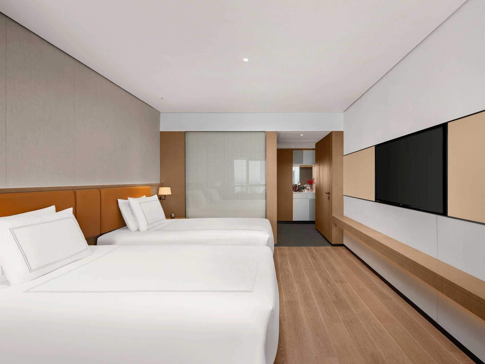 Swiss Executive Room with Twin Beds, Lounge Access, High Floor, & City View