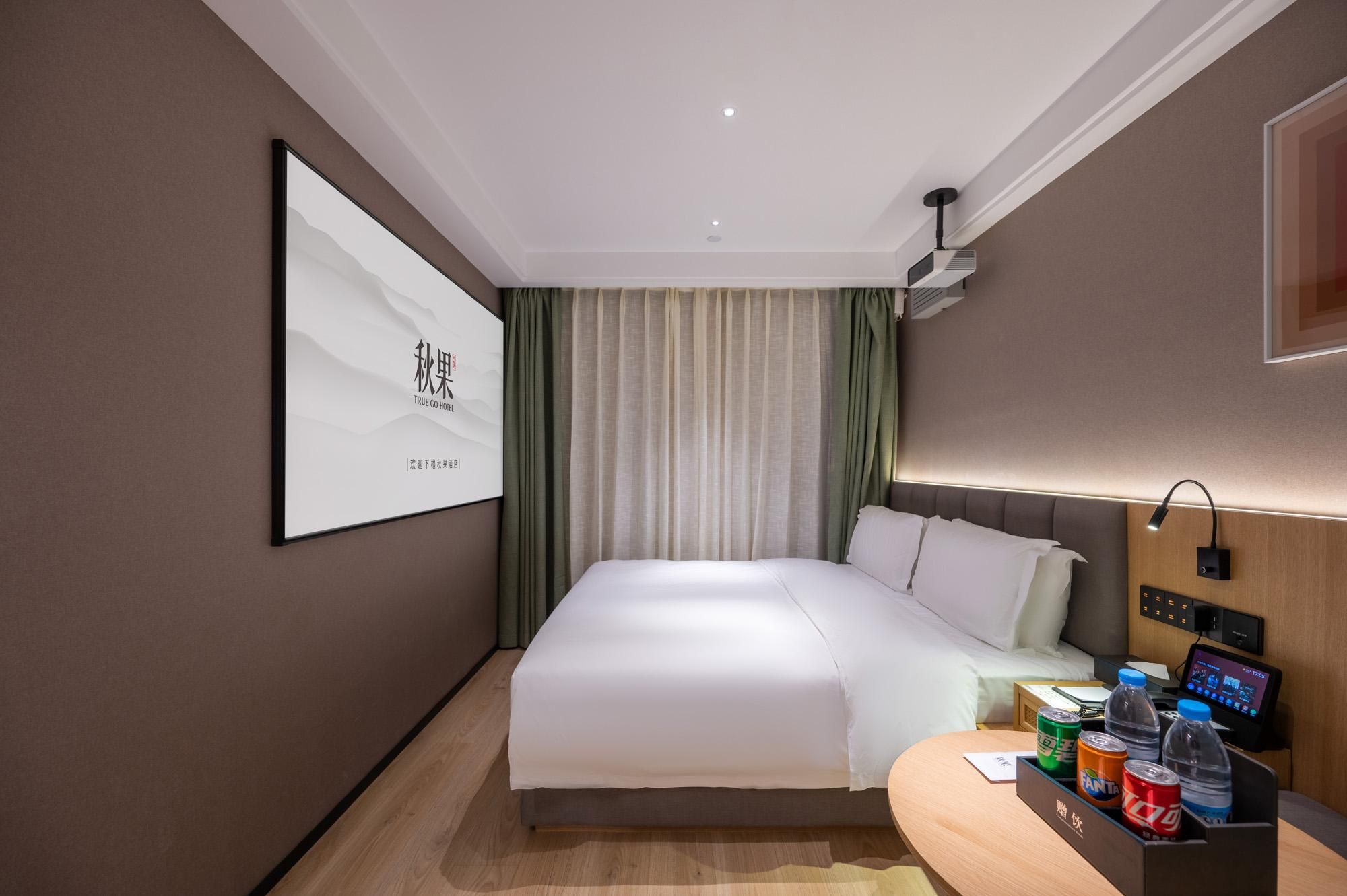 GTI - 1 Bed Guest Room no Window, 1.8M Bed