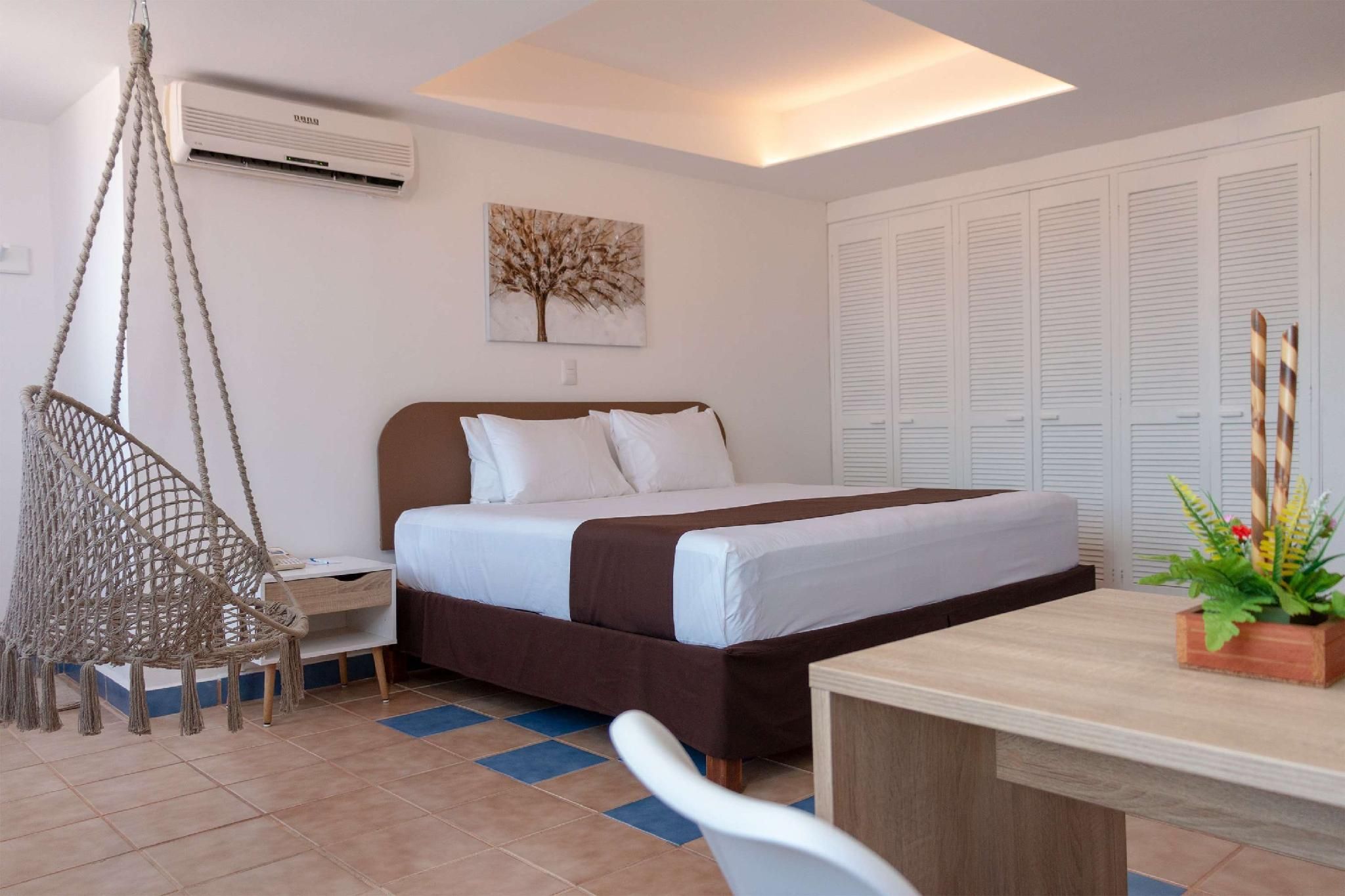 1 King Bed, 2 Bunk Beds, Family Room, Non-Smoking