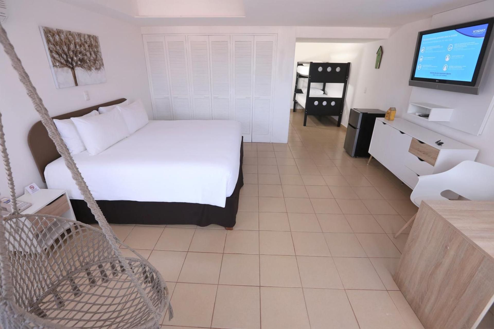 1 King Bed, 2 Bunk Beds, Family Room, Non-Smoking