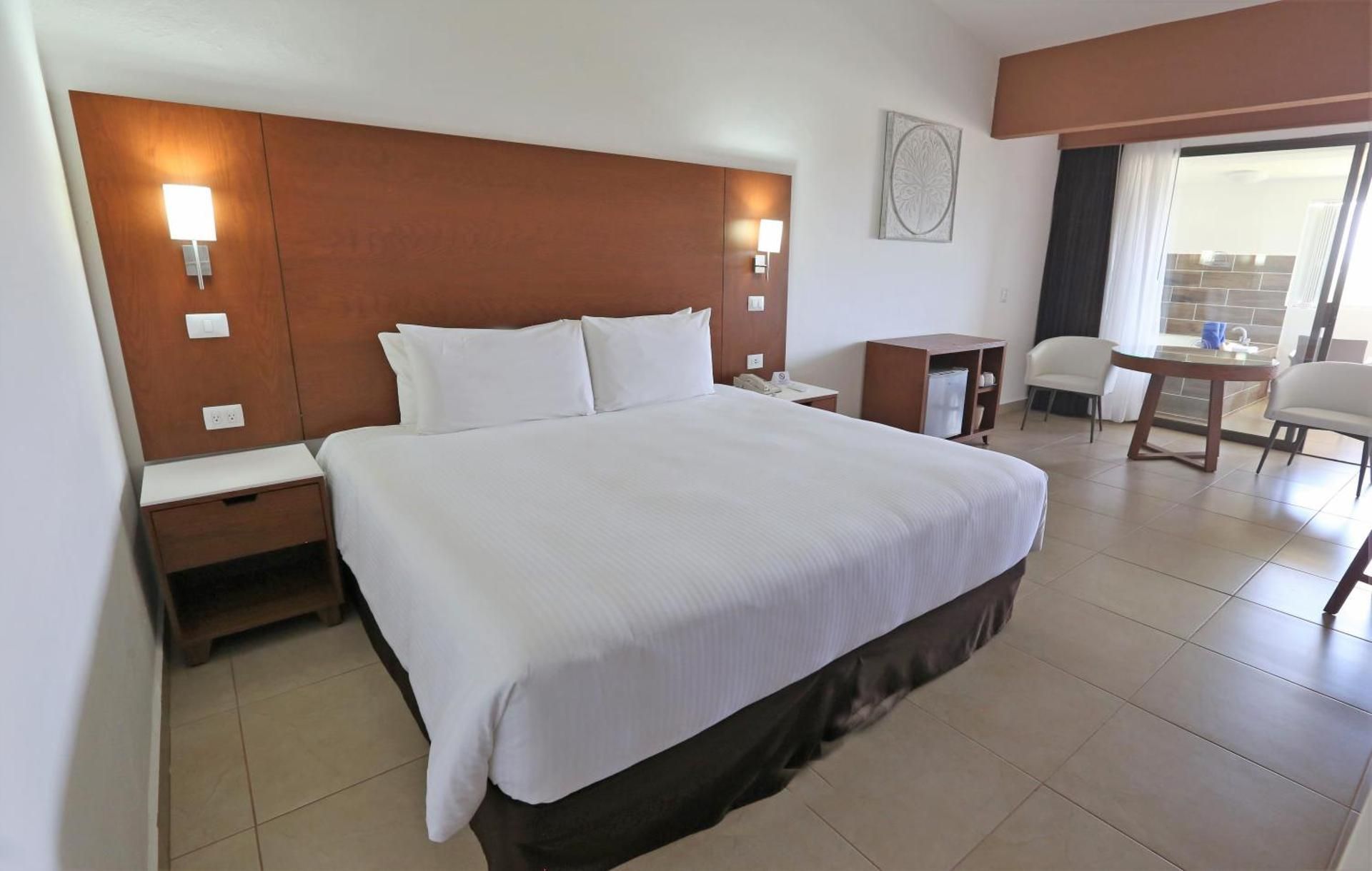 1 King Bed, Junior Suite, Non-Smoking