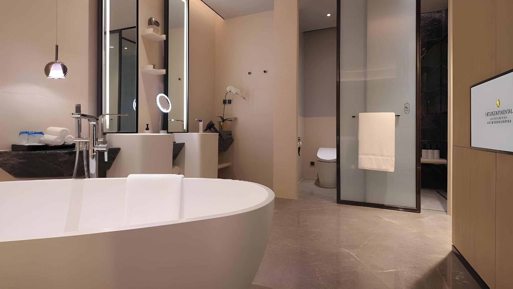 Ambassador Suite Dining High Floor