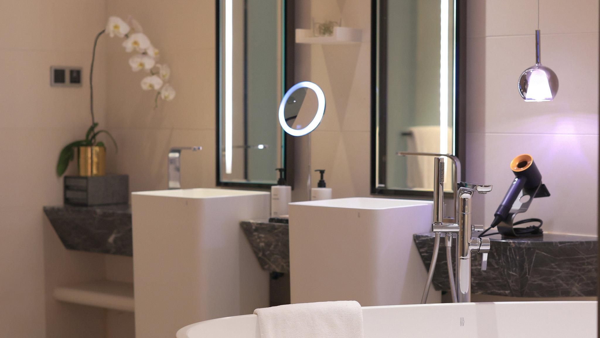 2 Twin Classic Club Lounge Access