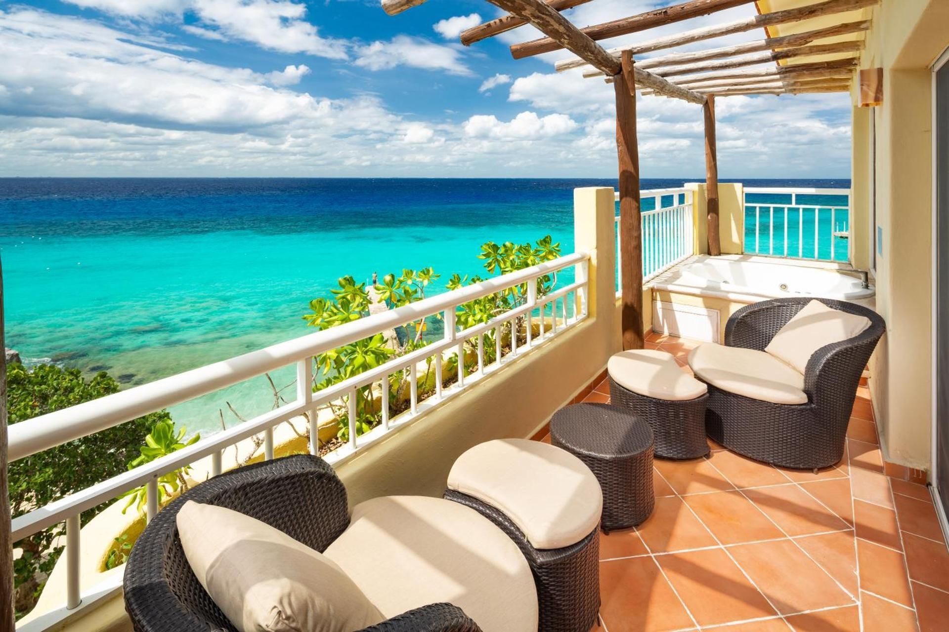 Queen Suite with Pool View