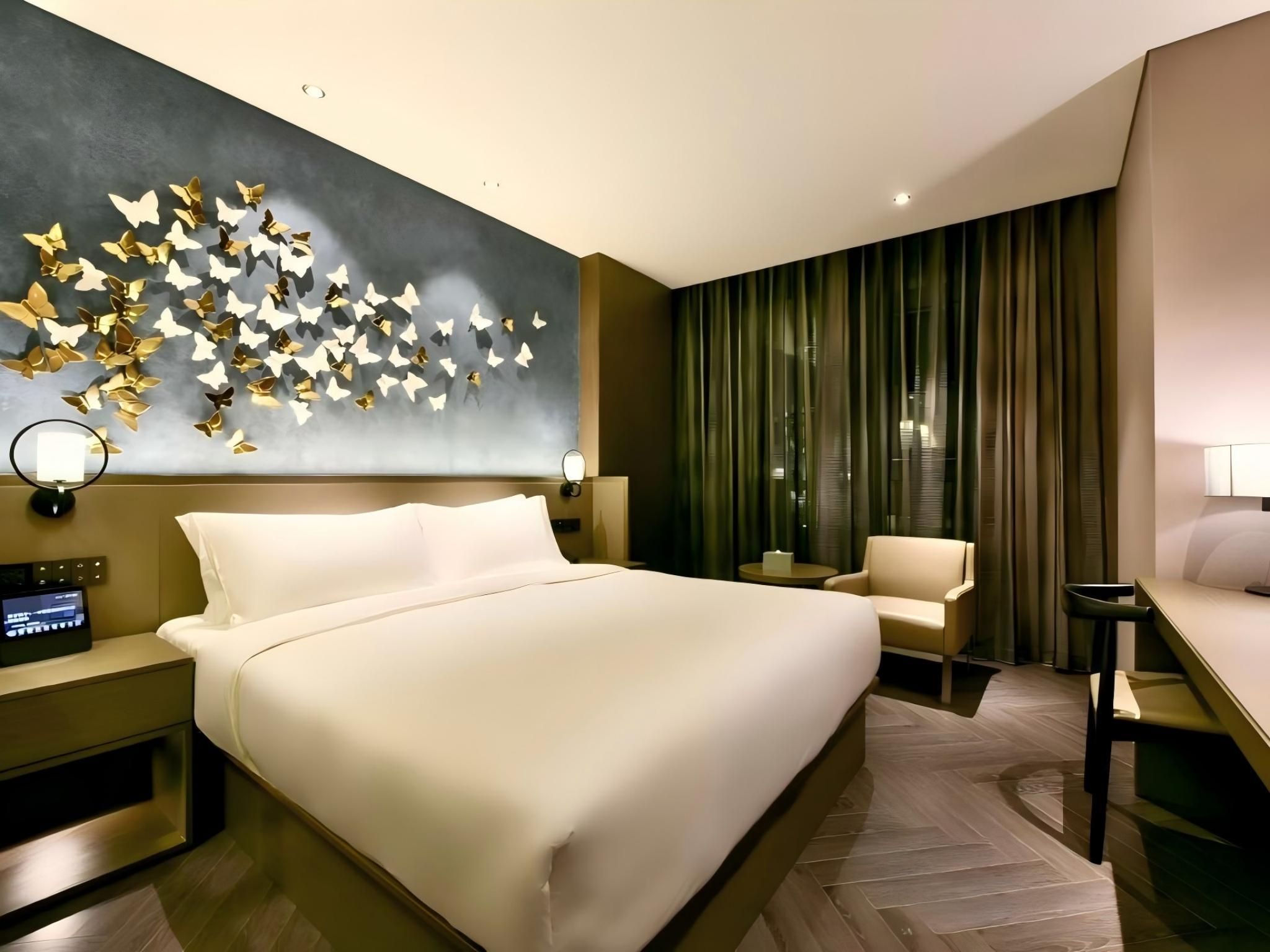 Queen Superior Room