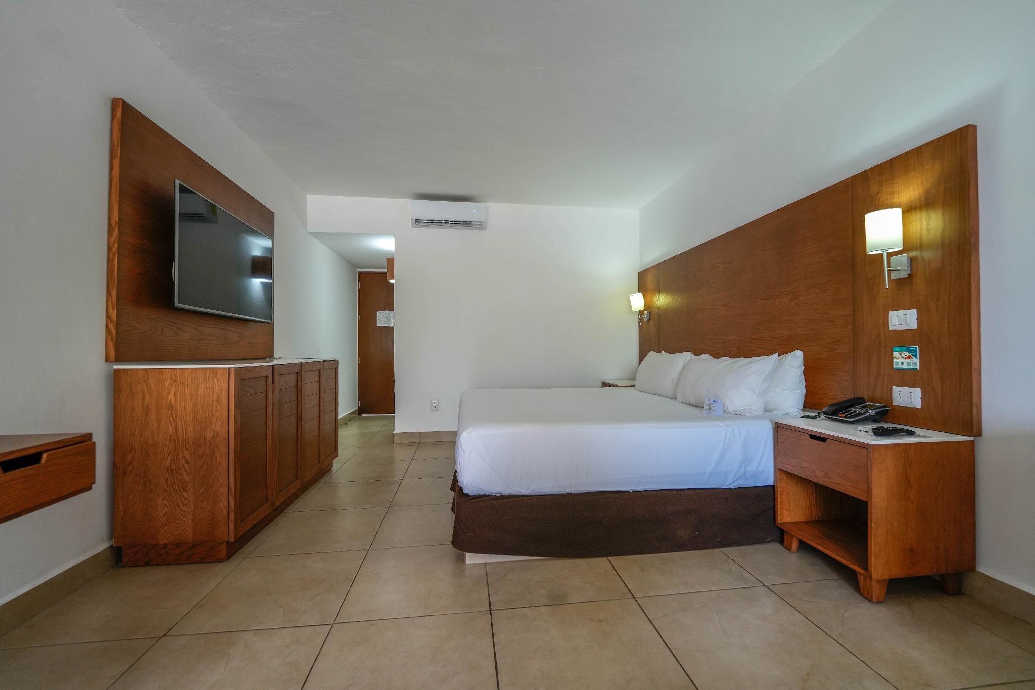 Cozumel Hotel & Resort TM by Wyndham All Inclusive Junior Balcony Suite 1 King 2
