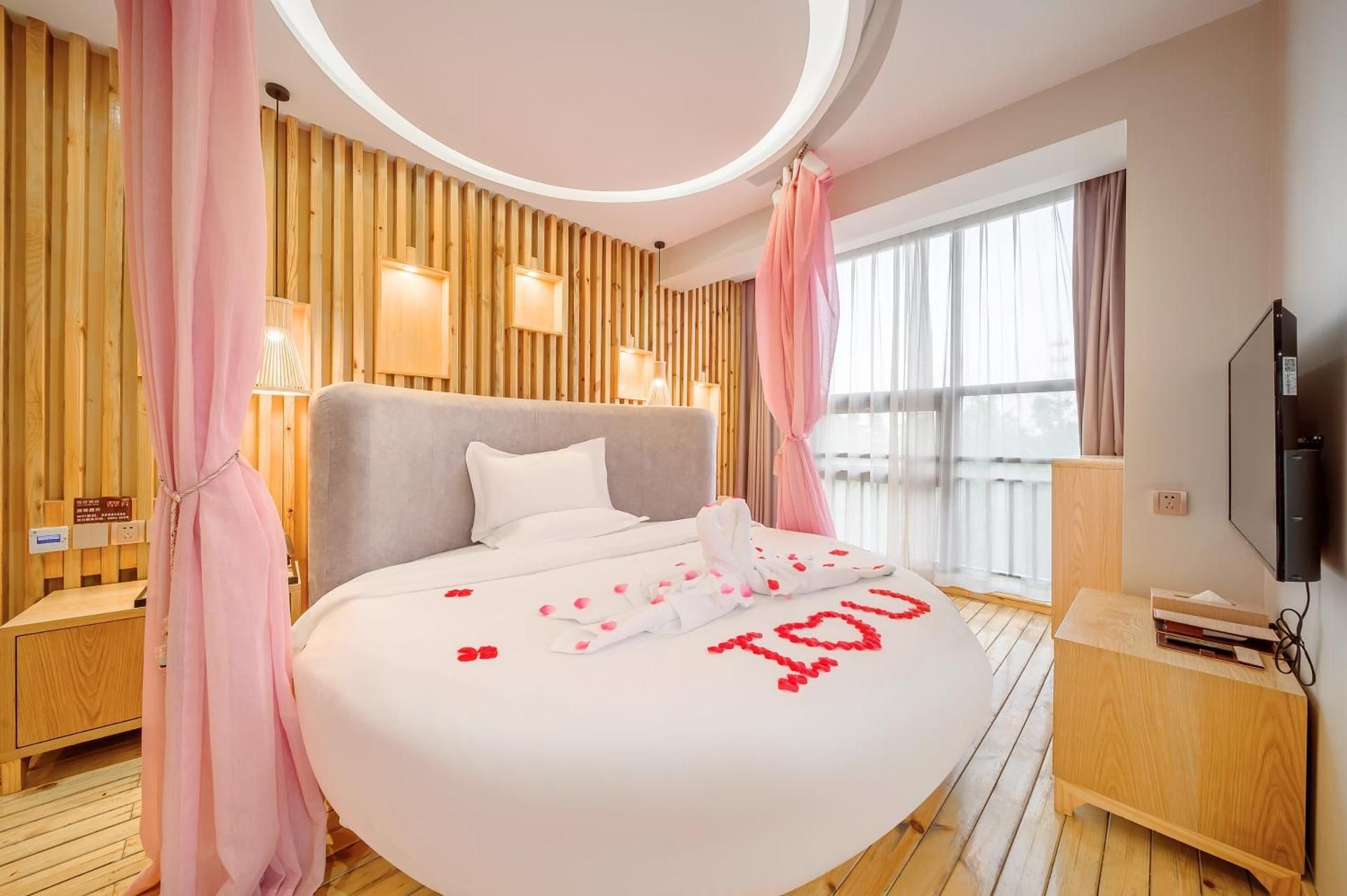 Romantic Queen Room