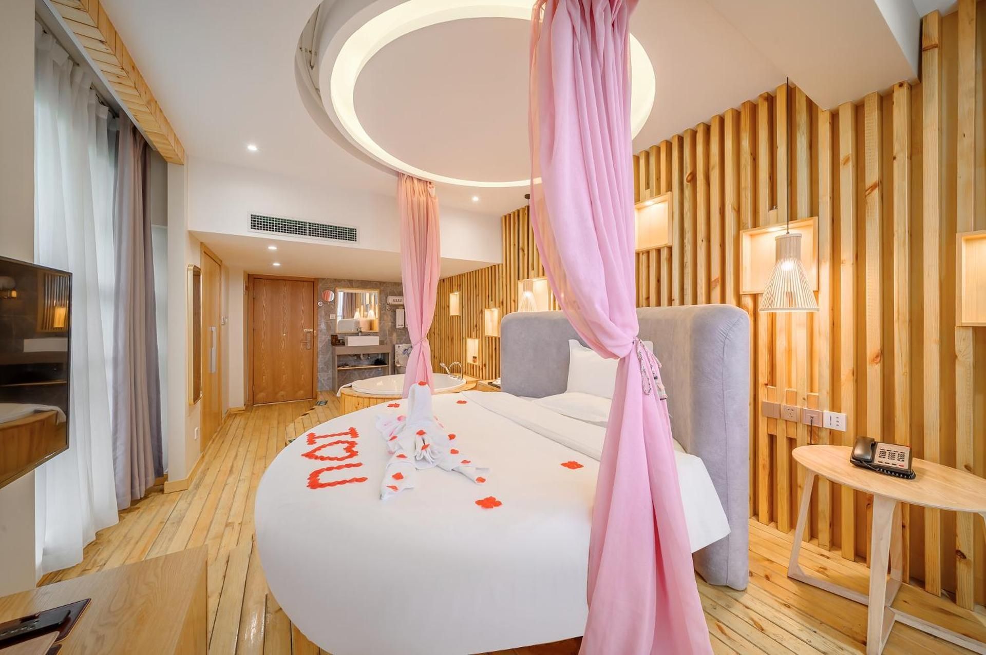 Romantic Queen Room