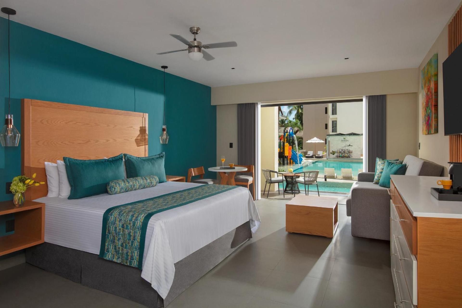 Preferred Club Jr Suite Swim Out Pool View King Bed