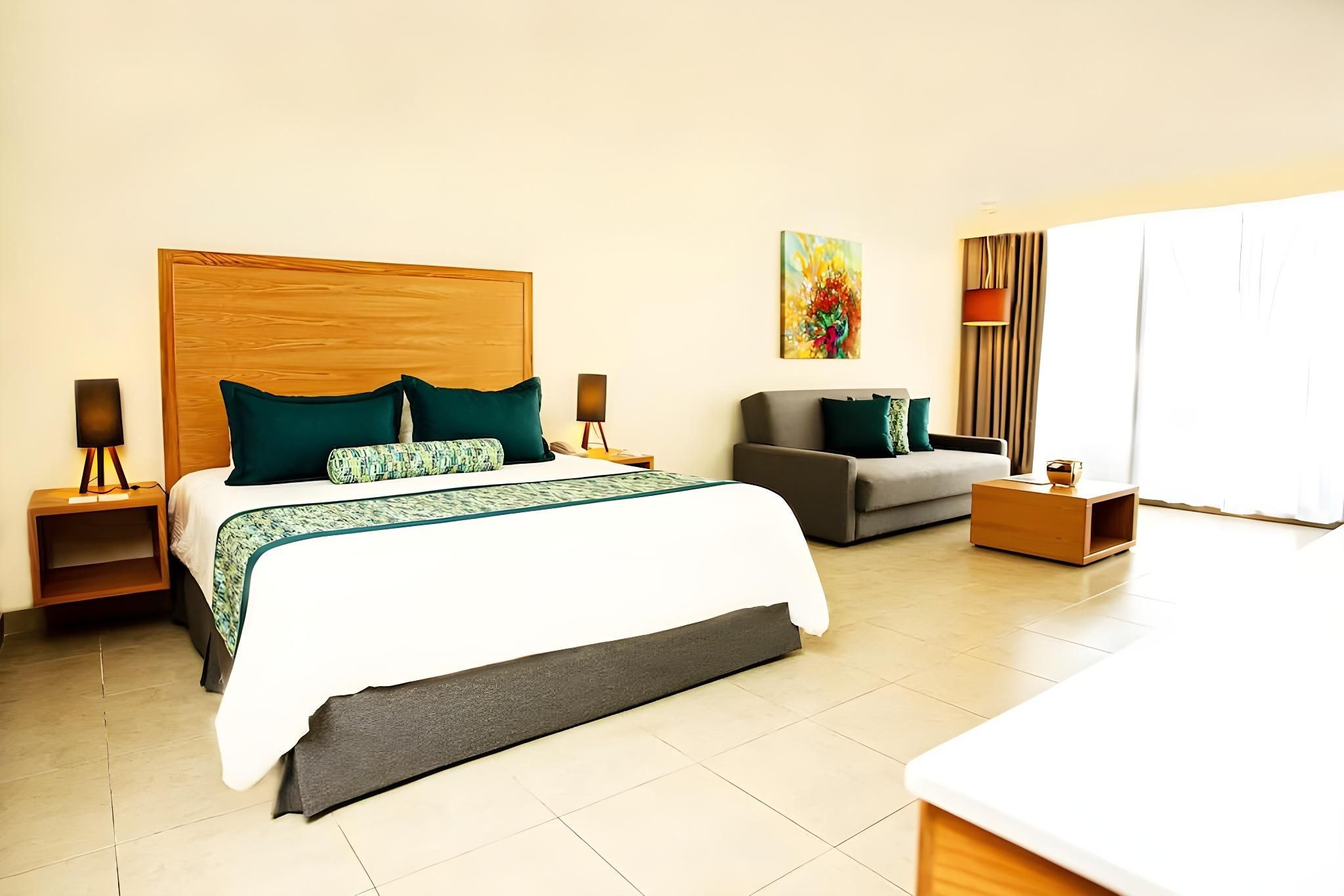 Preferred Club Jr Suite Pool View King Bed