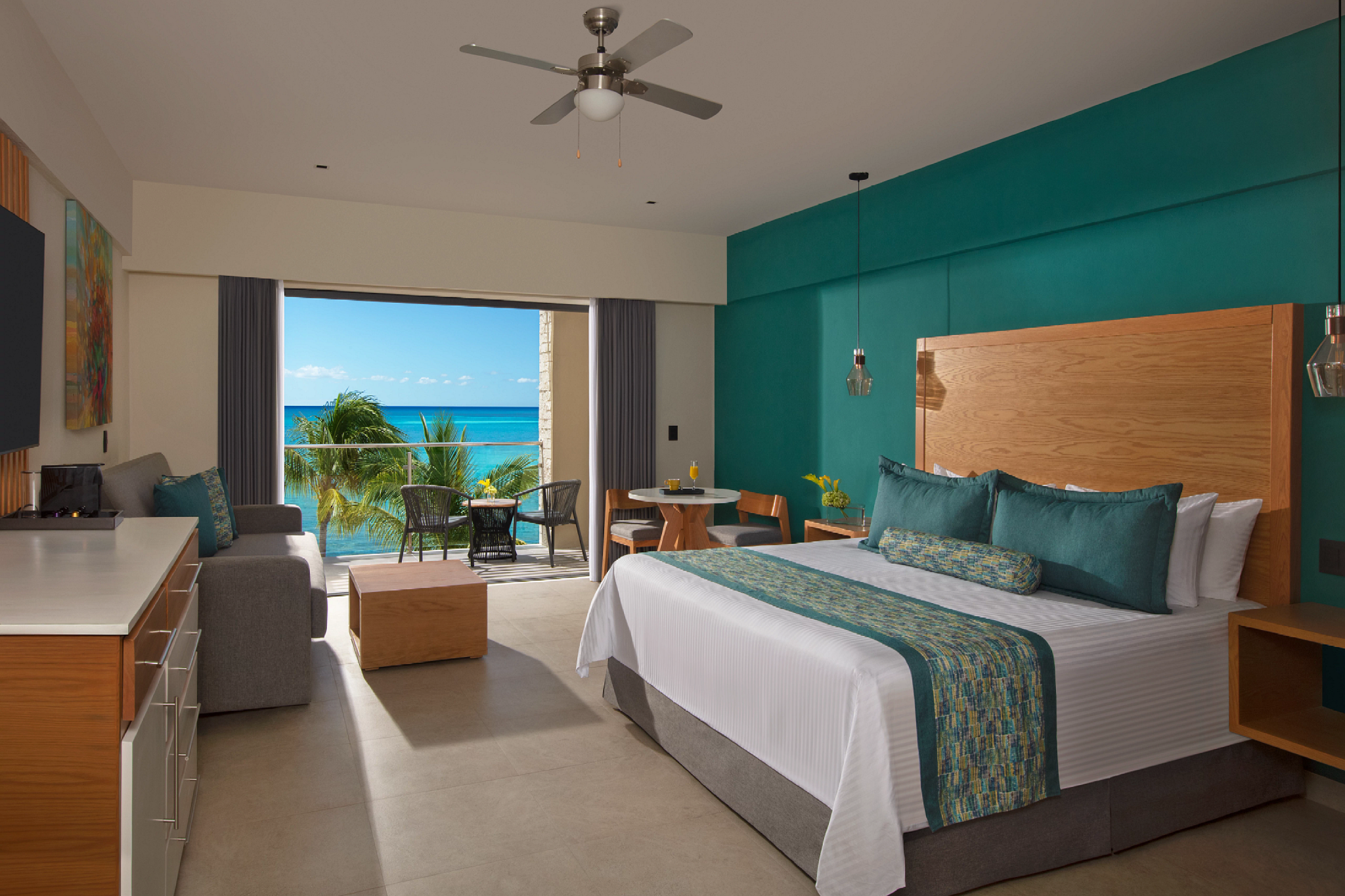 Preferred Club Jr Suite Ocean Front King Bed