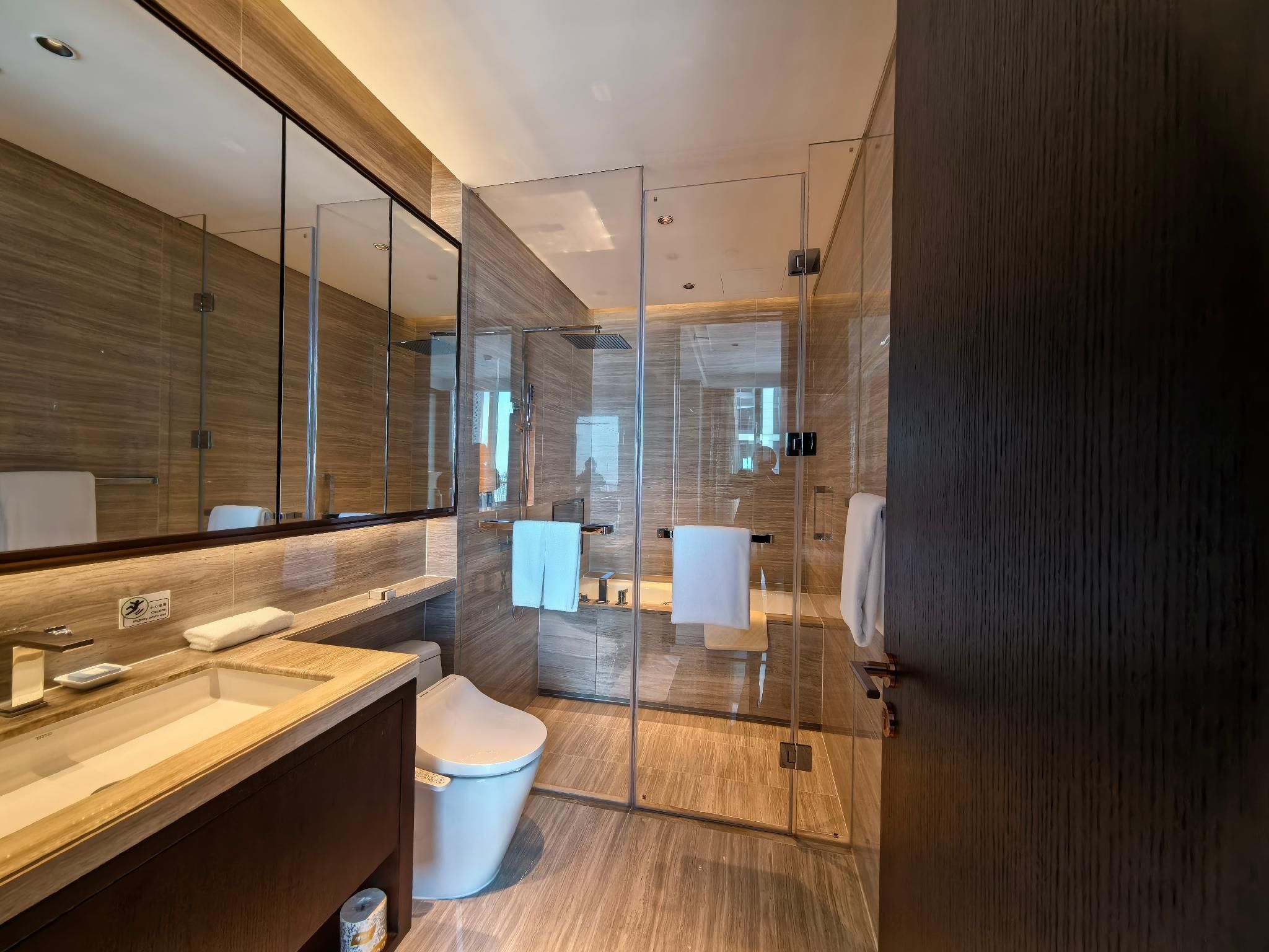 1-Bedroom Deluxe Suite