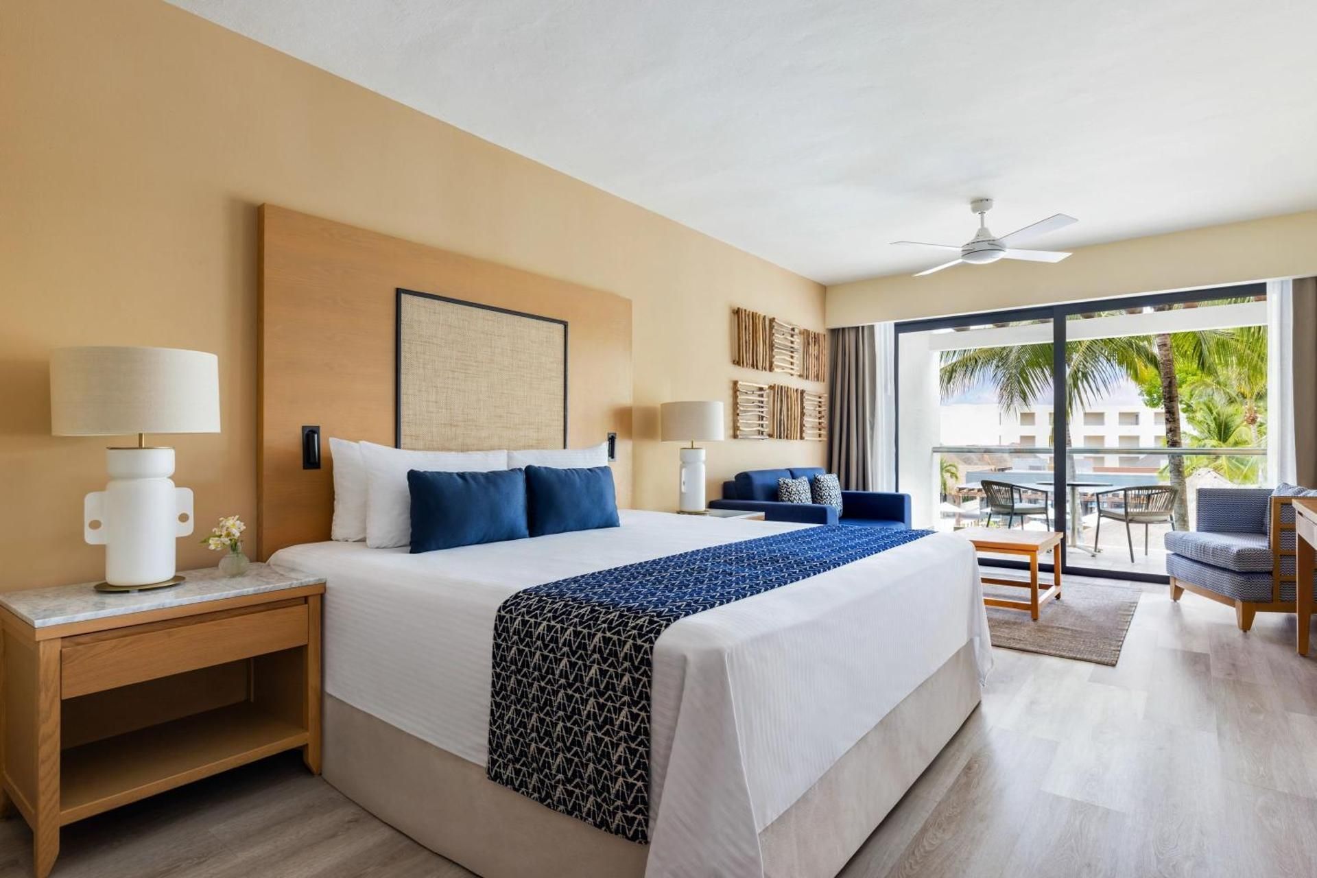JUNIOR SUITE POOL VIEW KING BED - ALL INCLUSIVE