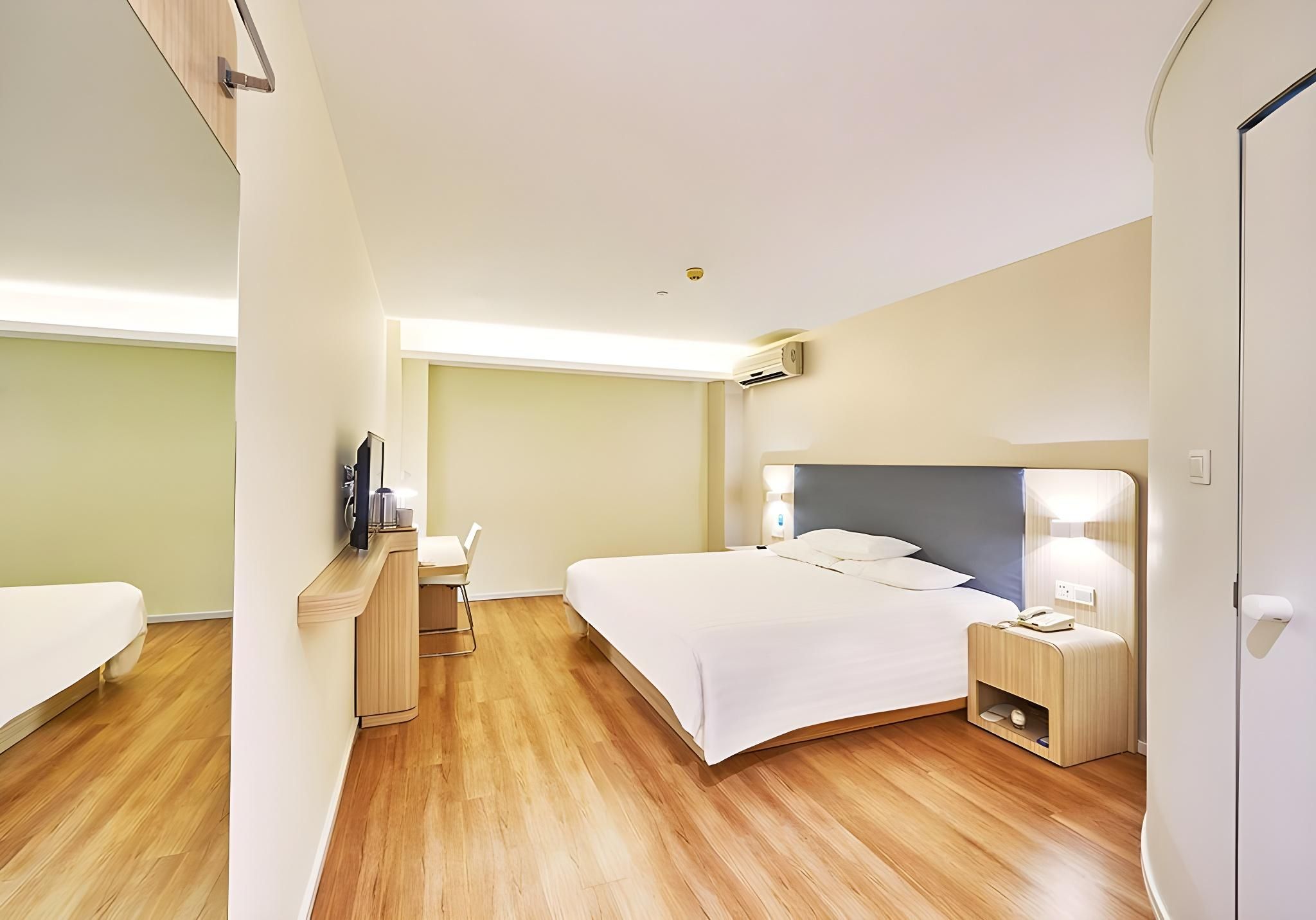 Hotel Queen Room