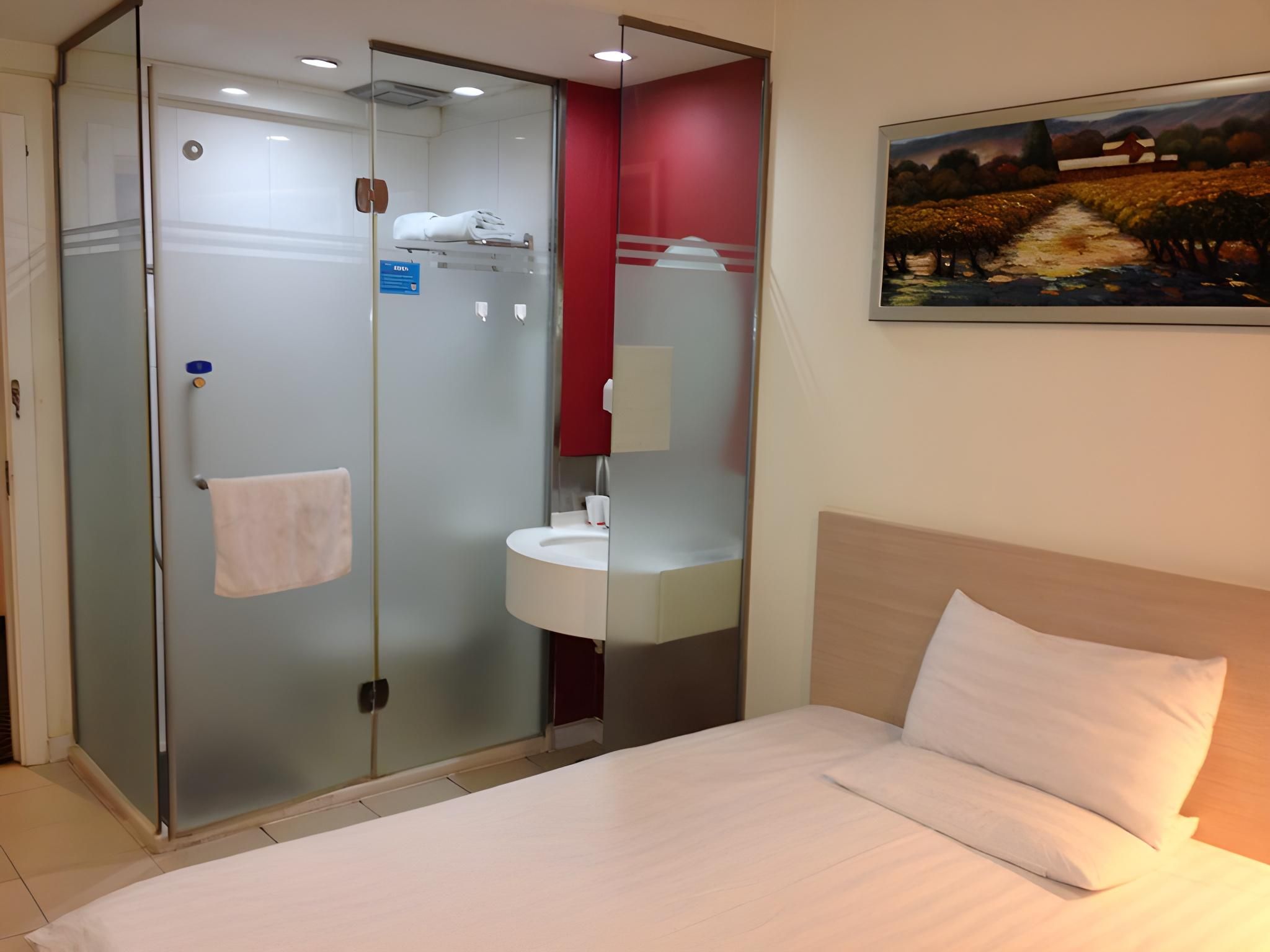 Hotel Queen Room