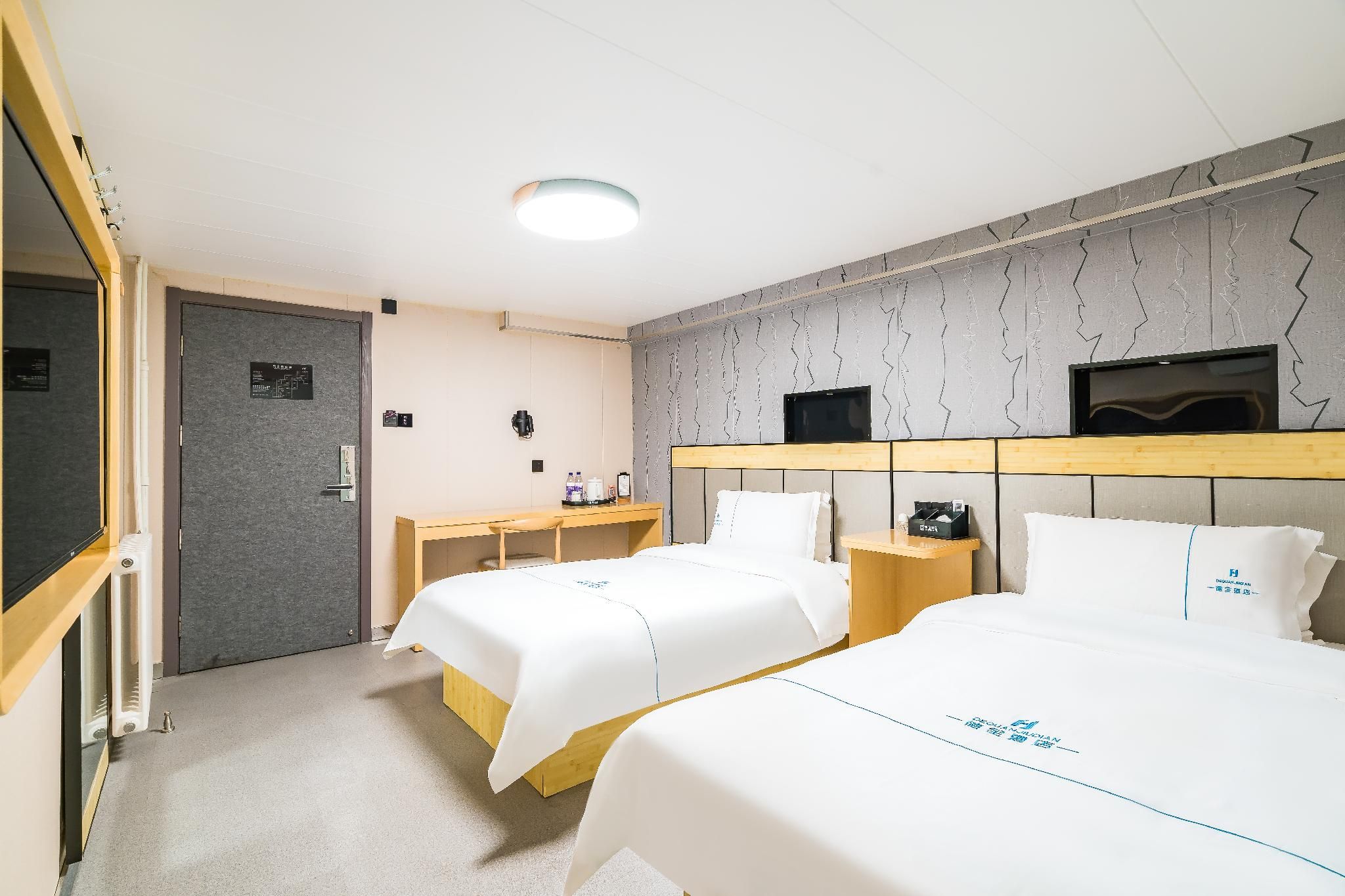 Standard Room for 6 People