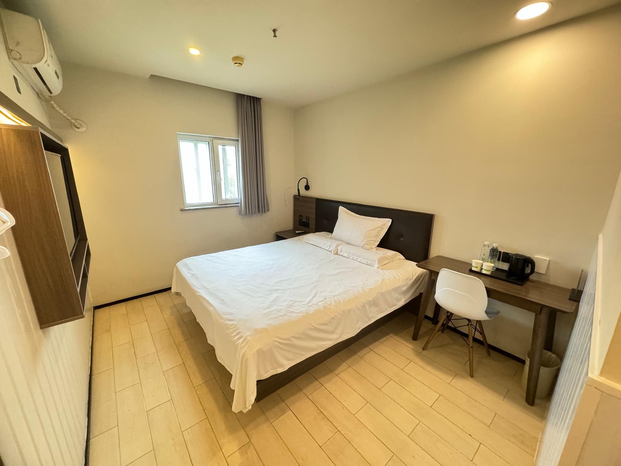 Queen Superior Room