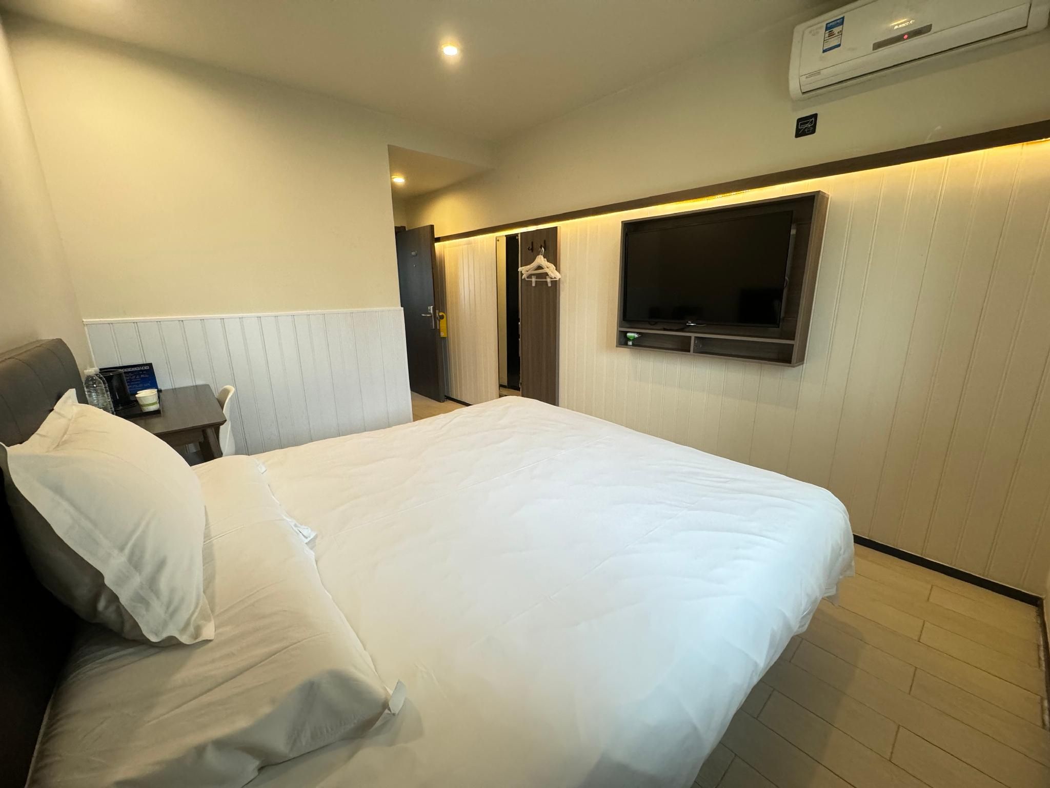 Queen Superior Room