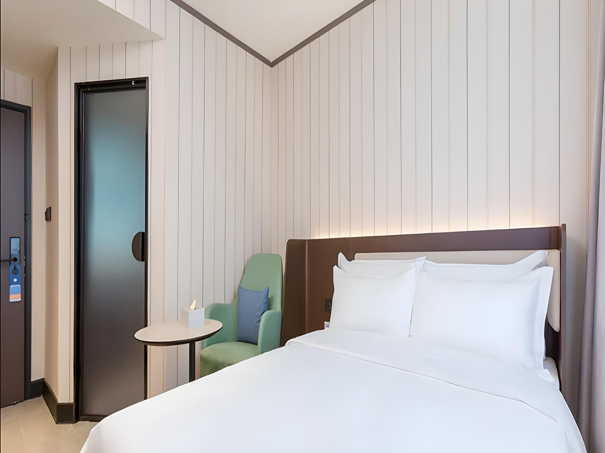 Huazhu - Room With Bed
