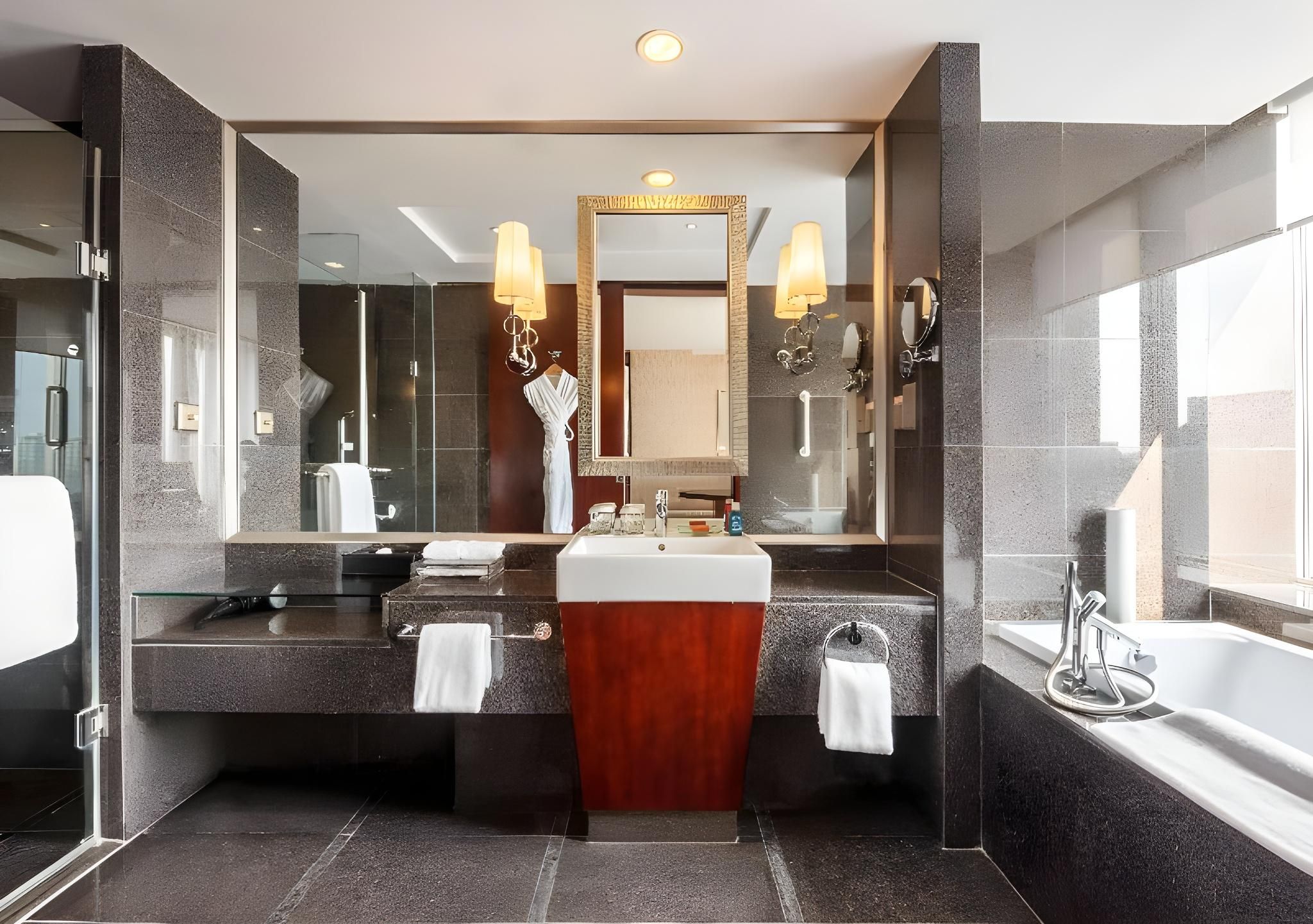 2 Double Standard Lounge Access