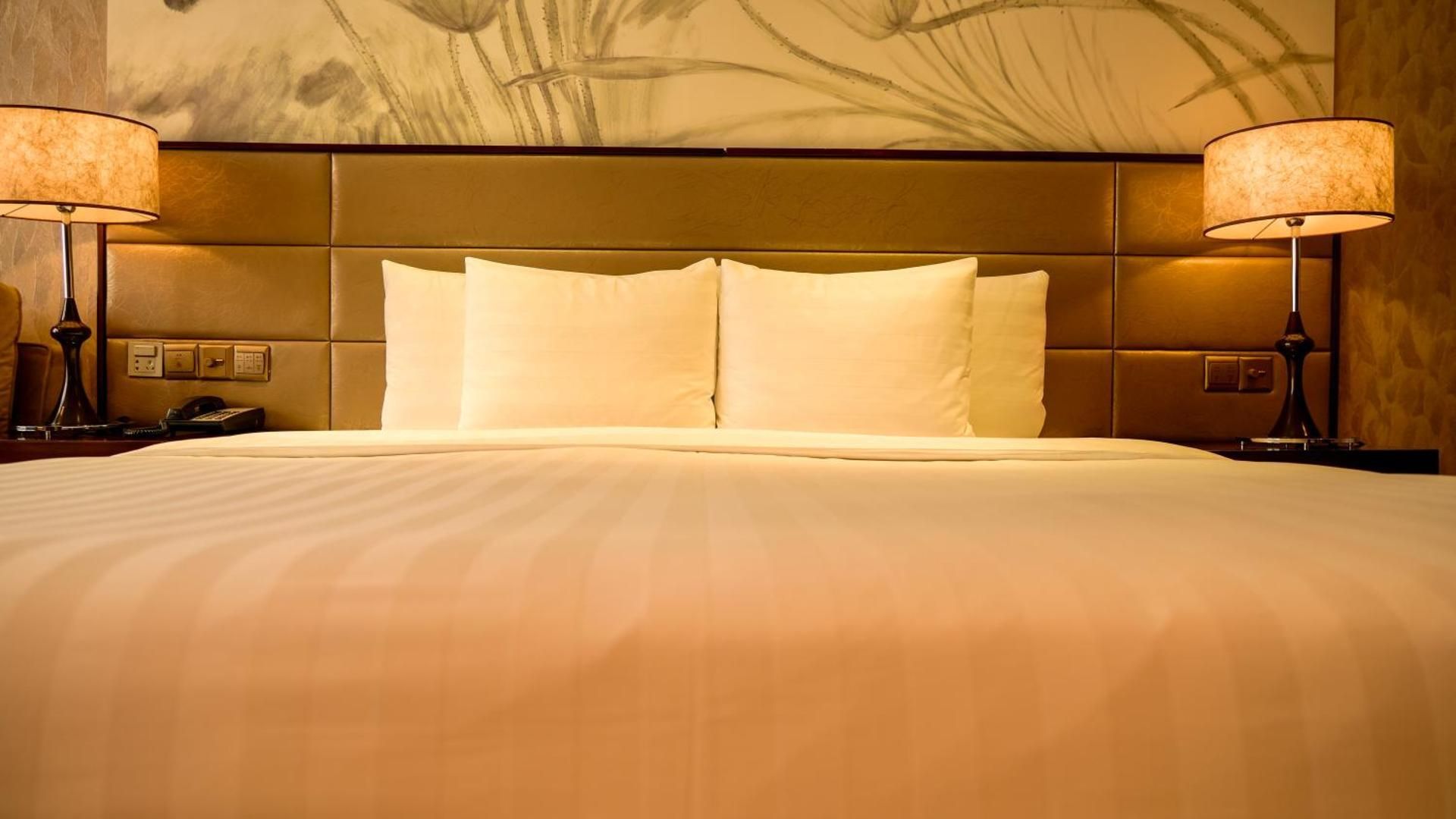 Standard King Room with Lounge Access