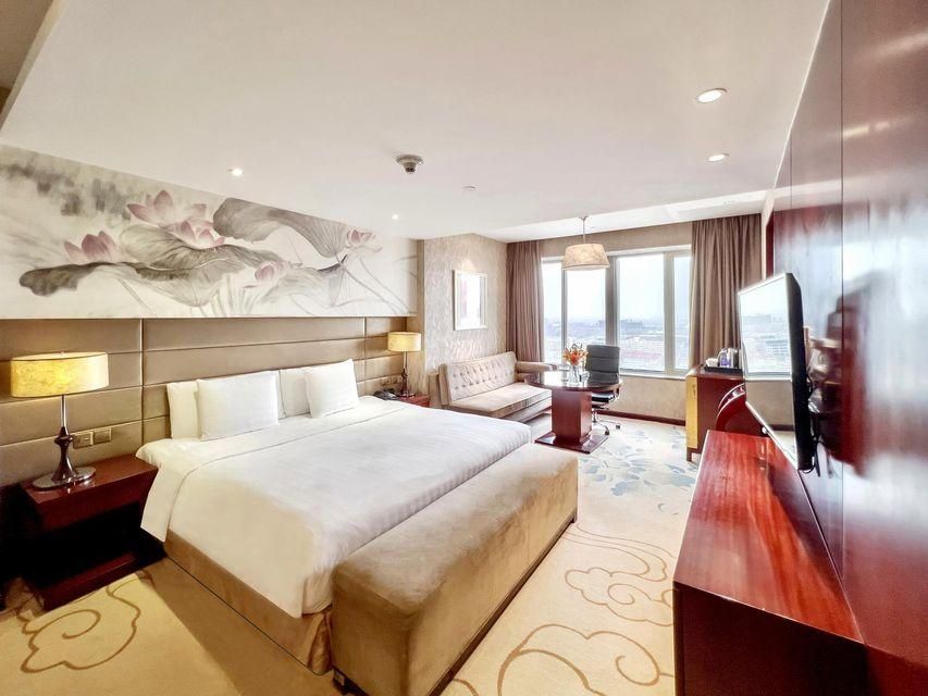 1 King Standard Lounge Access