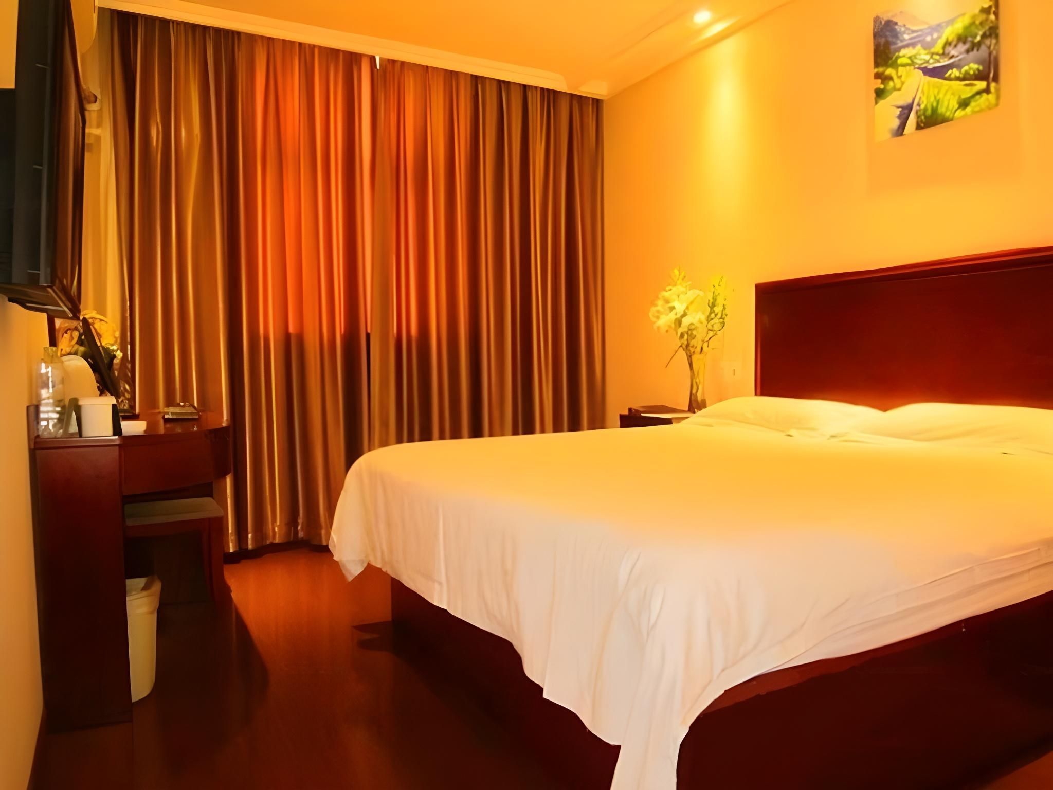 Hotel Queen Room