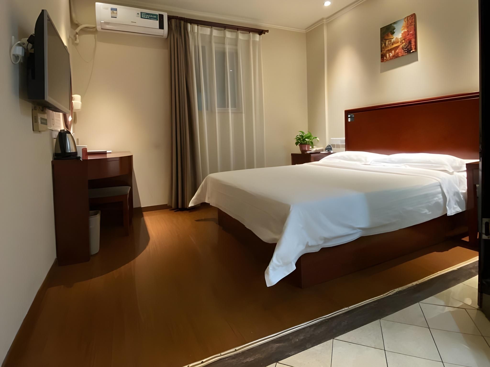GTR Special offer - Guest Room with One 1.8M Bed