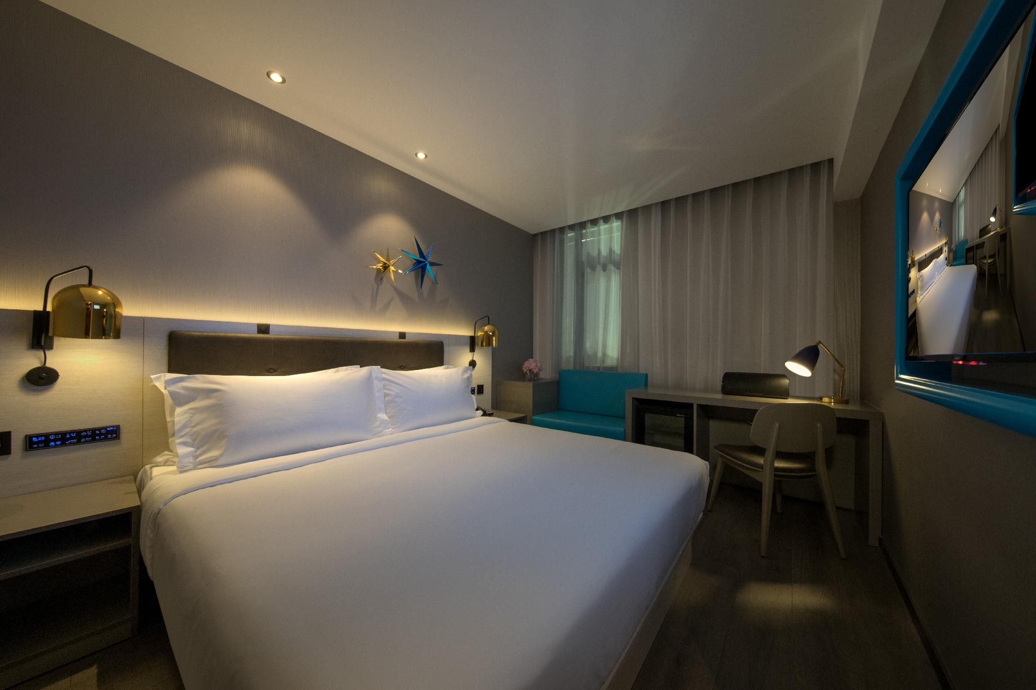 1 Economy Queen Bed Room