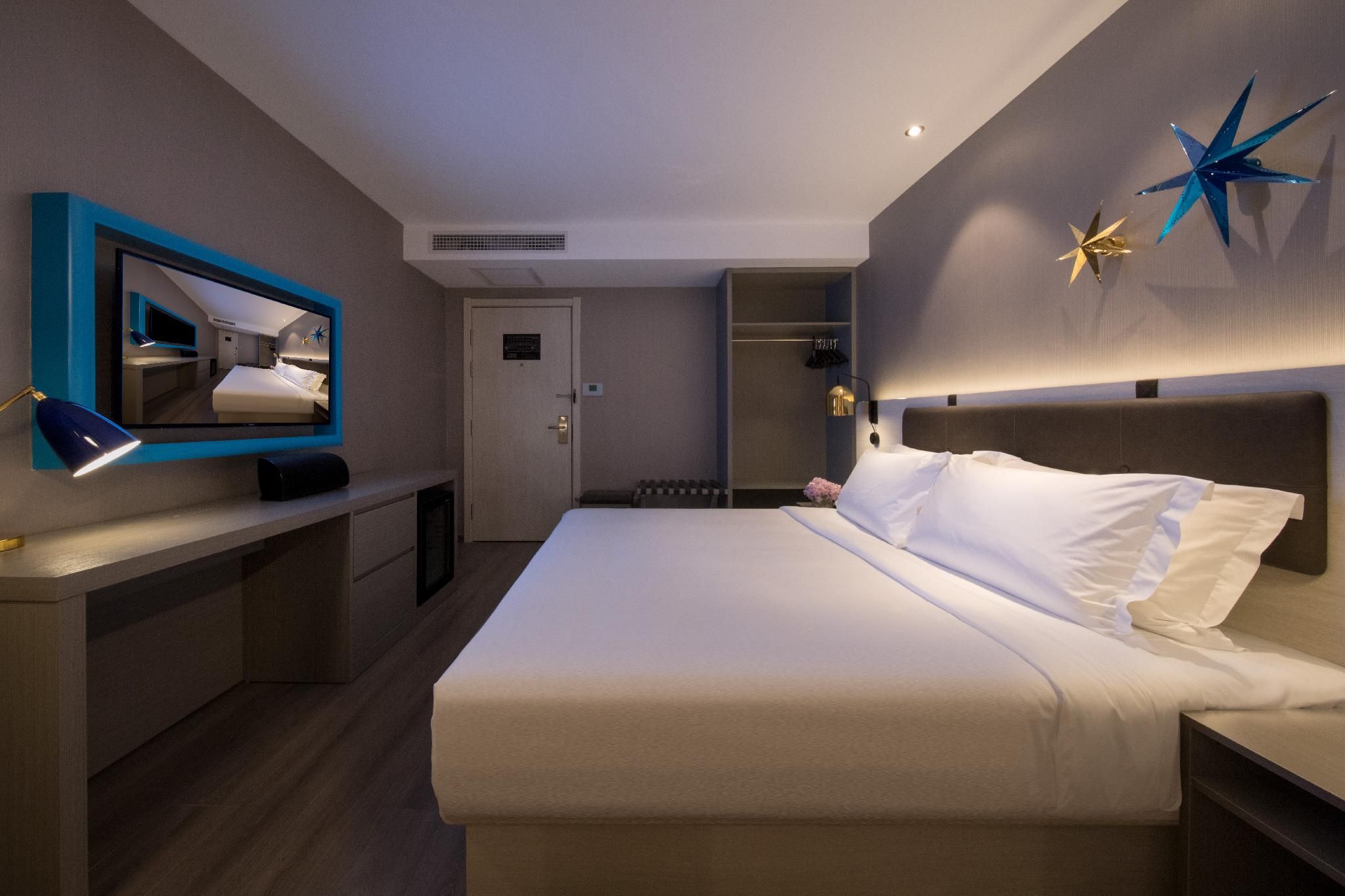 1 Economy Queen Bed Room