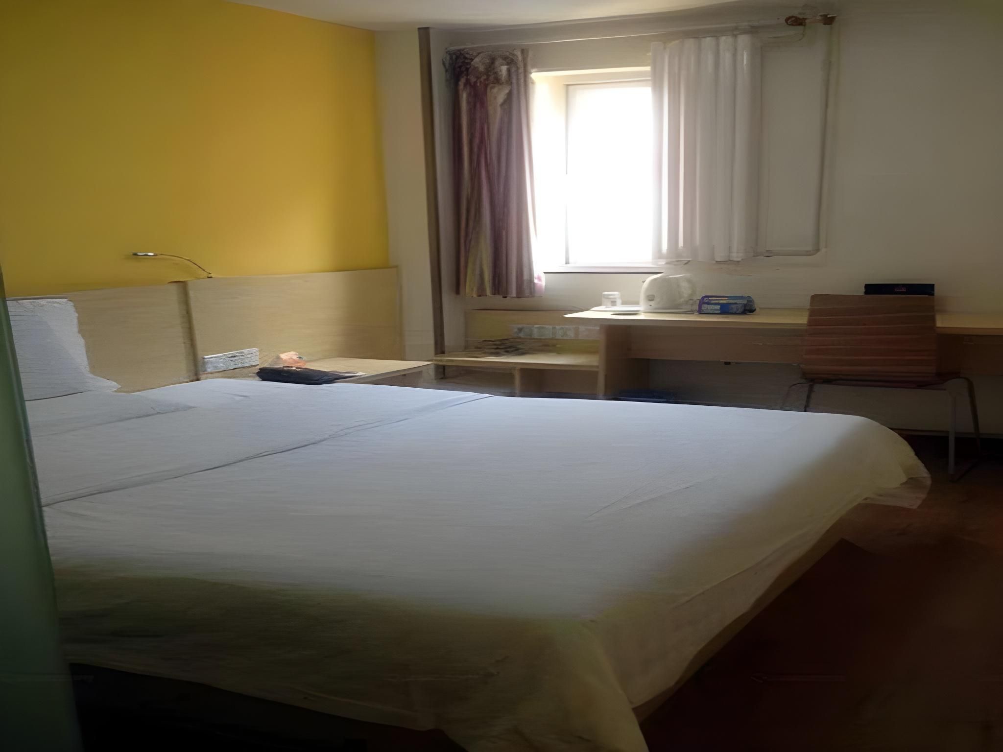 Business Queen Room