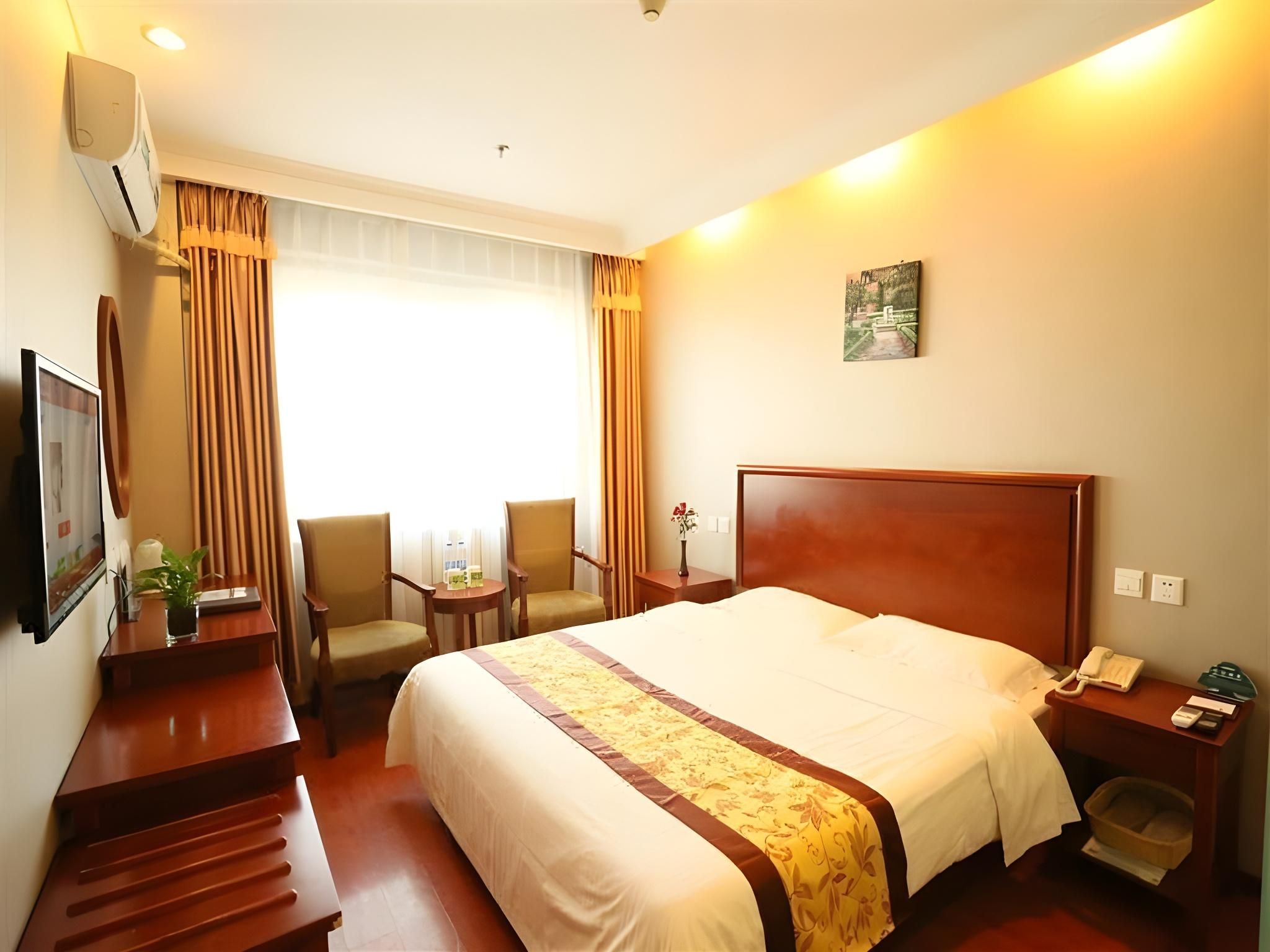 Hotel Queen Room