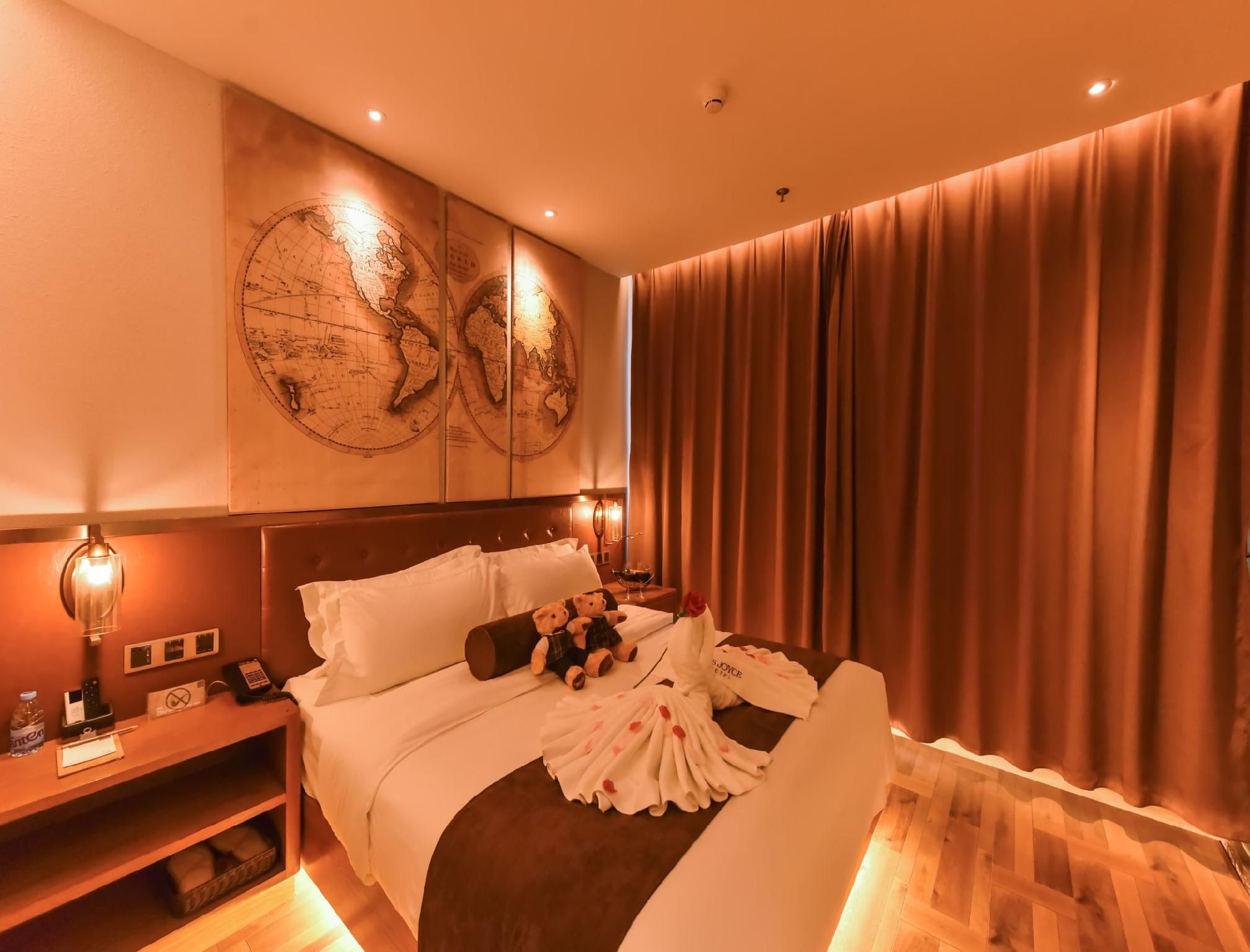 James Joyce - Queen Bed Room