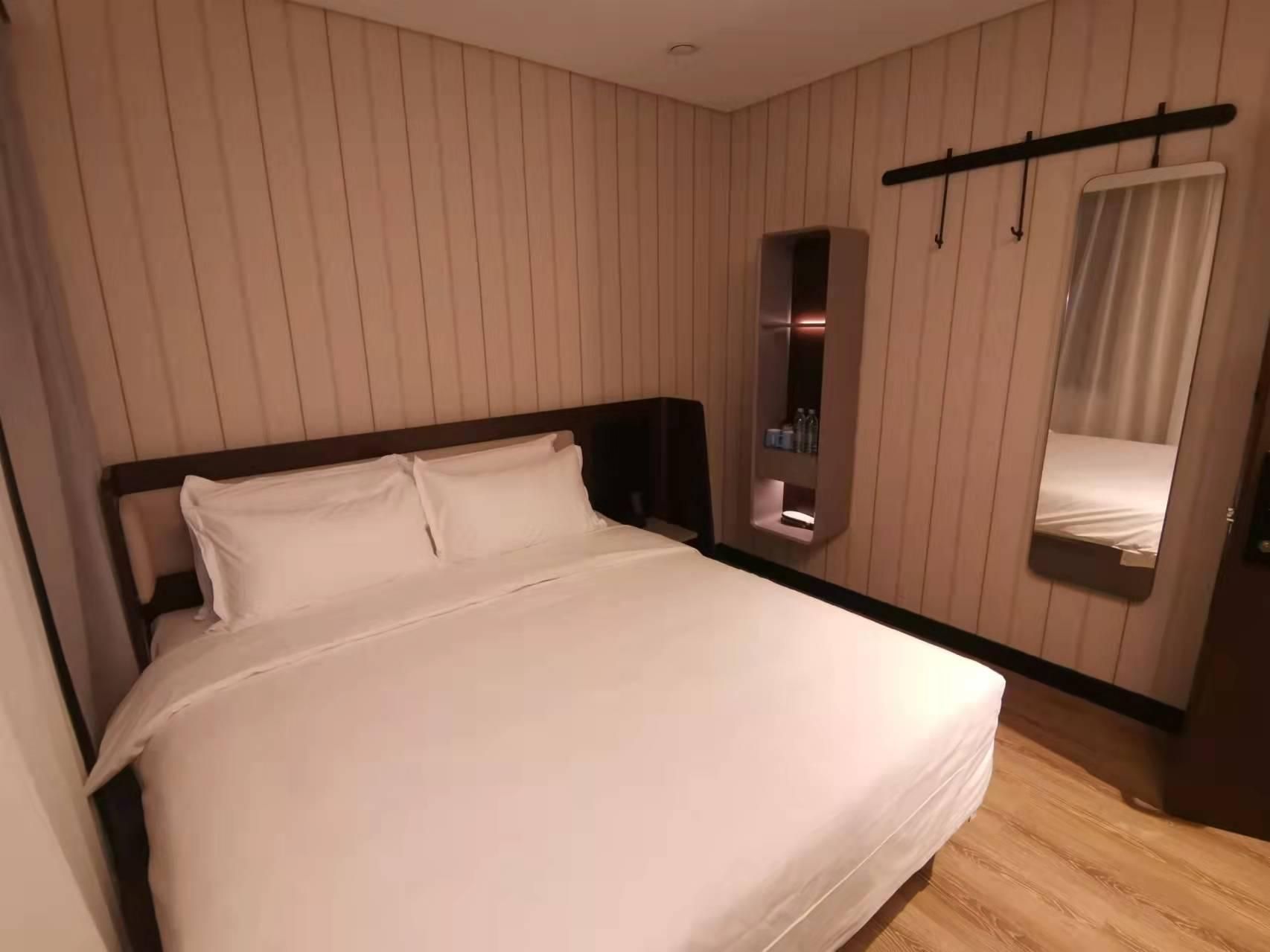 Queen Superior Room with View