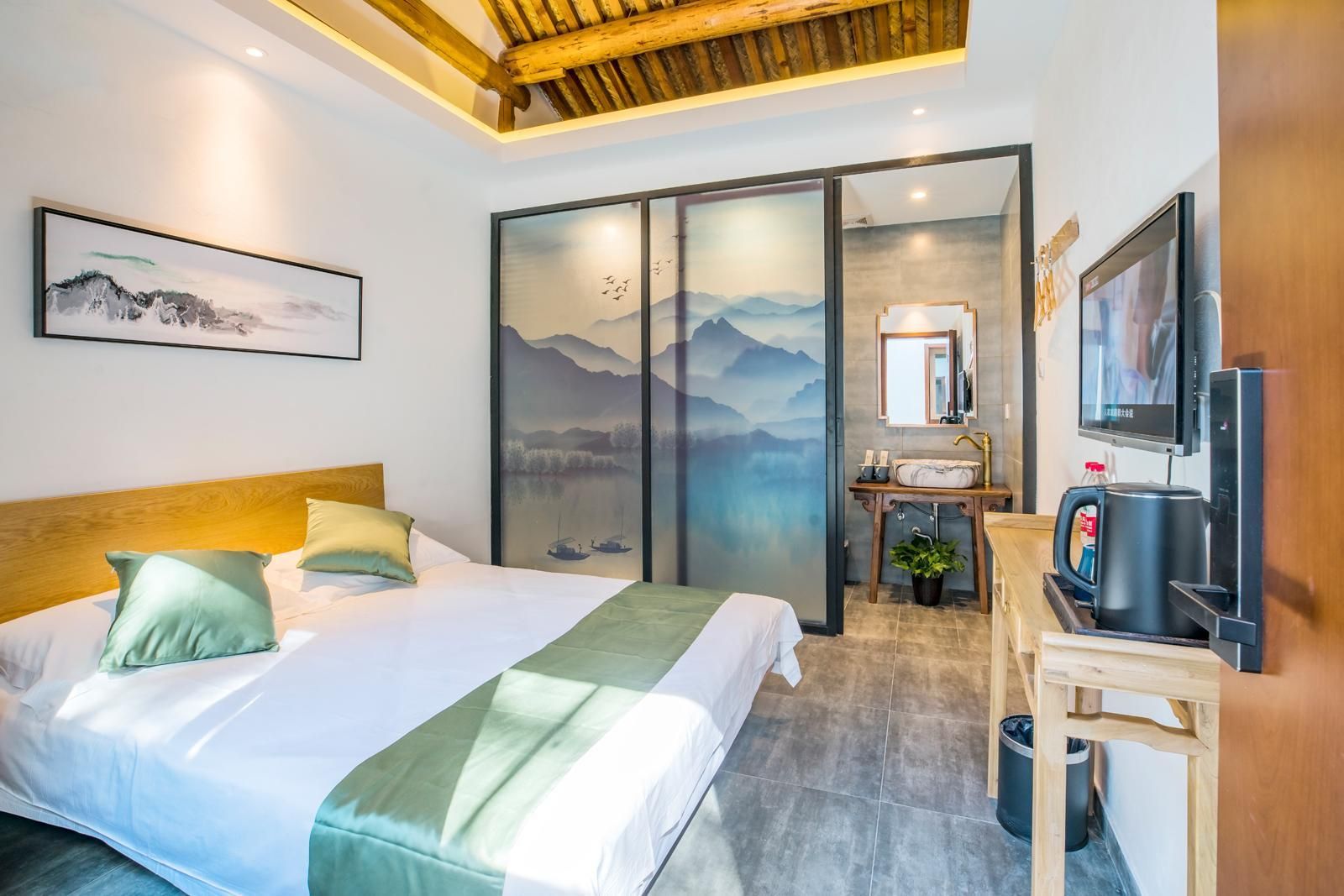 Deluxe Queen Room