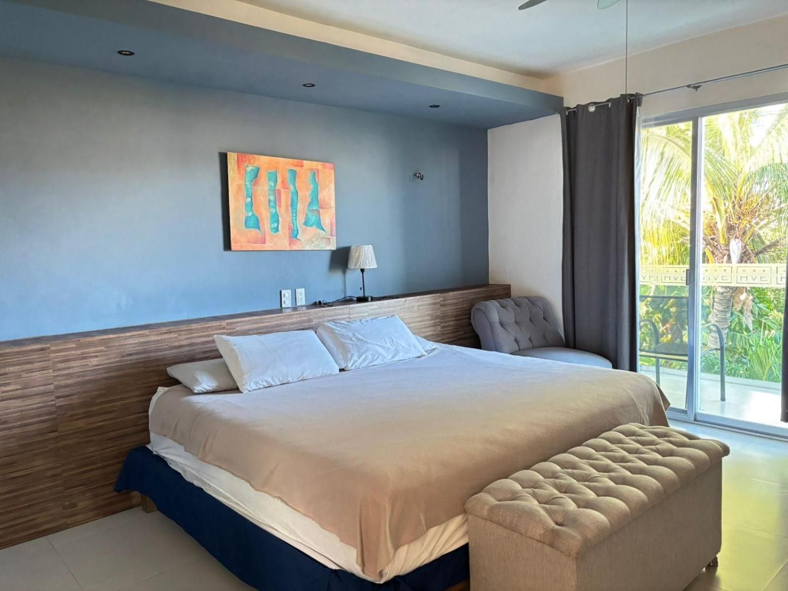 Queen Suite with Pool View