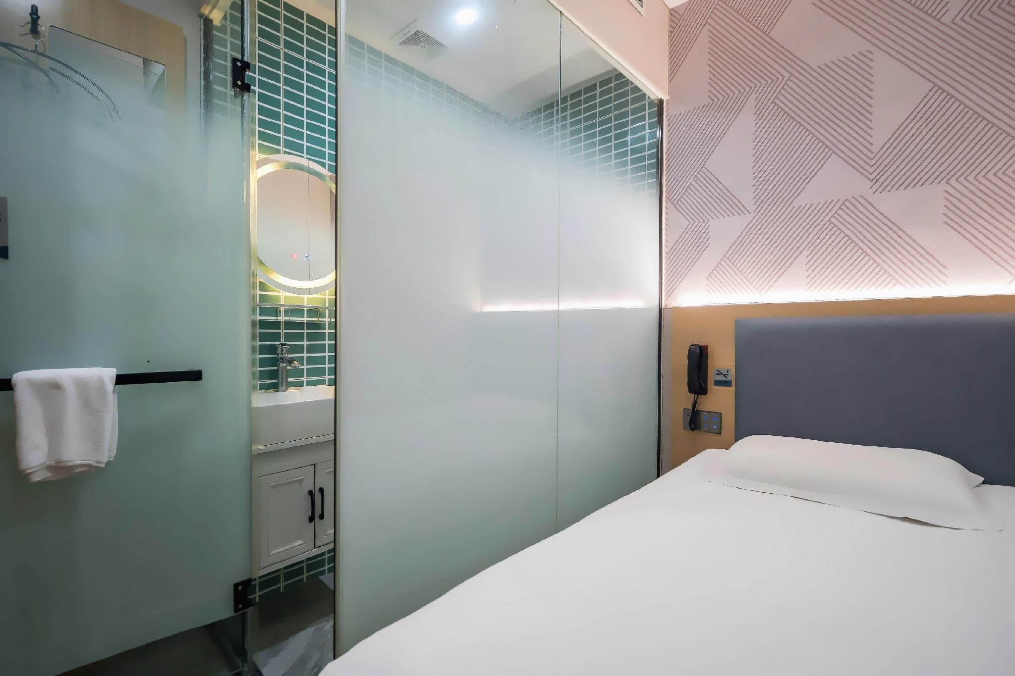 Comfort Room with Single Bed