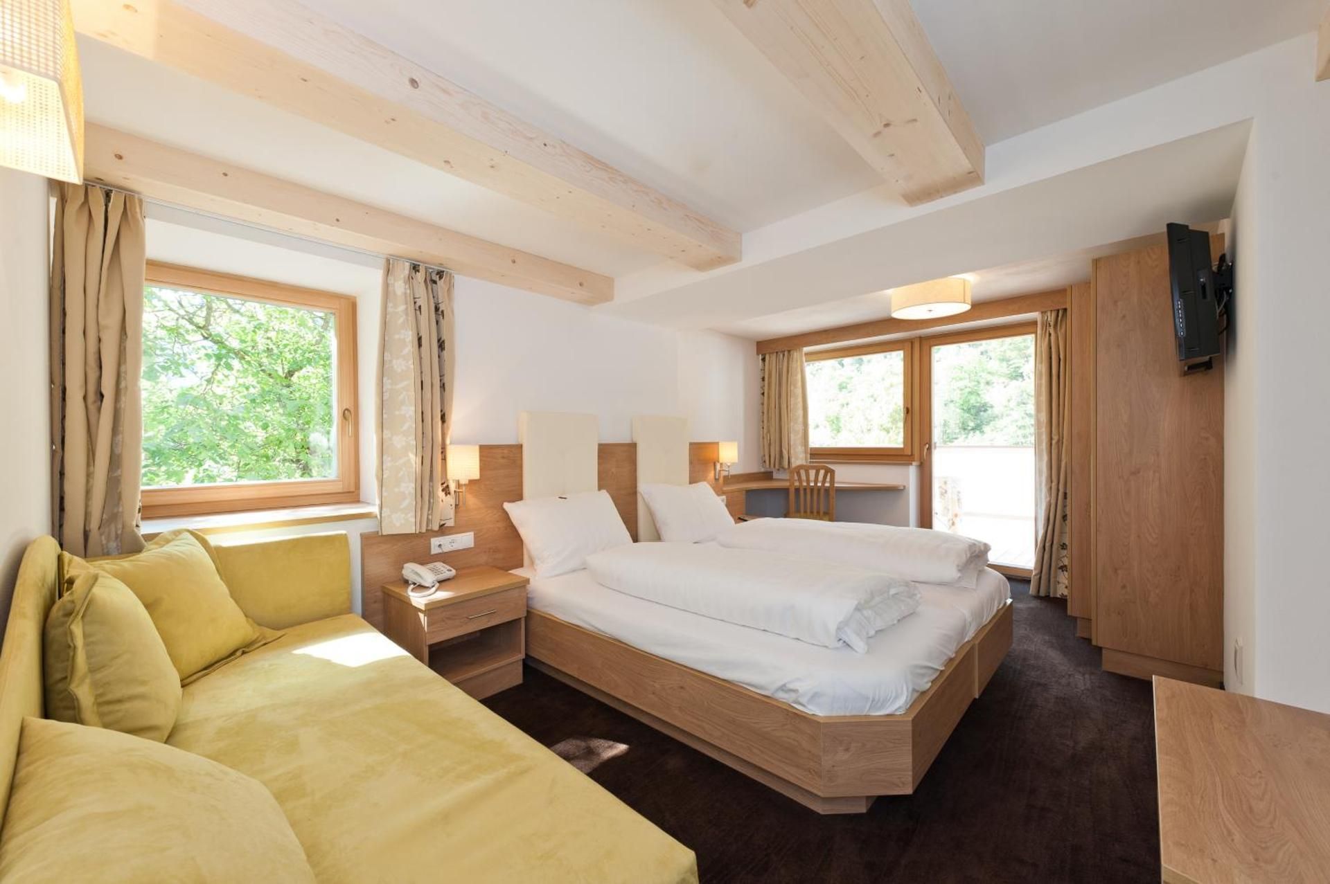 Classic Quadruple Room with Balcony and Mountain View