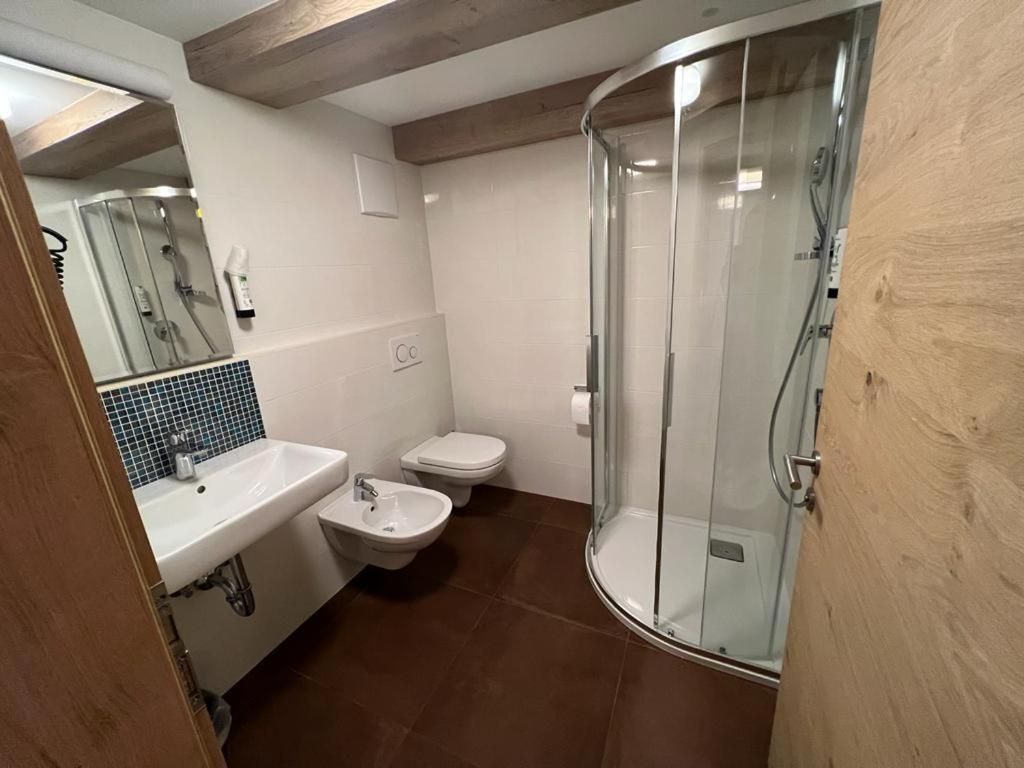 SMALL DOUBLE OR TWIN ROOM
