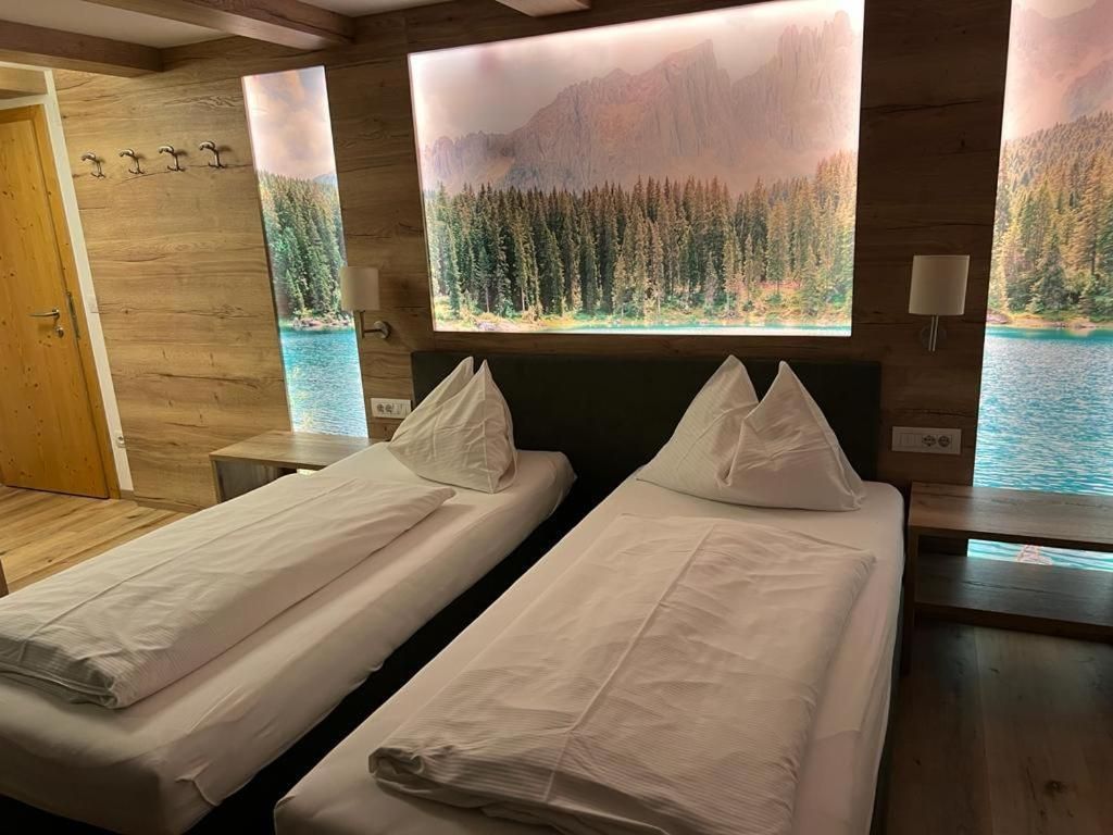 SMALL DOUBLE OR TWIN ROOM