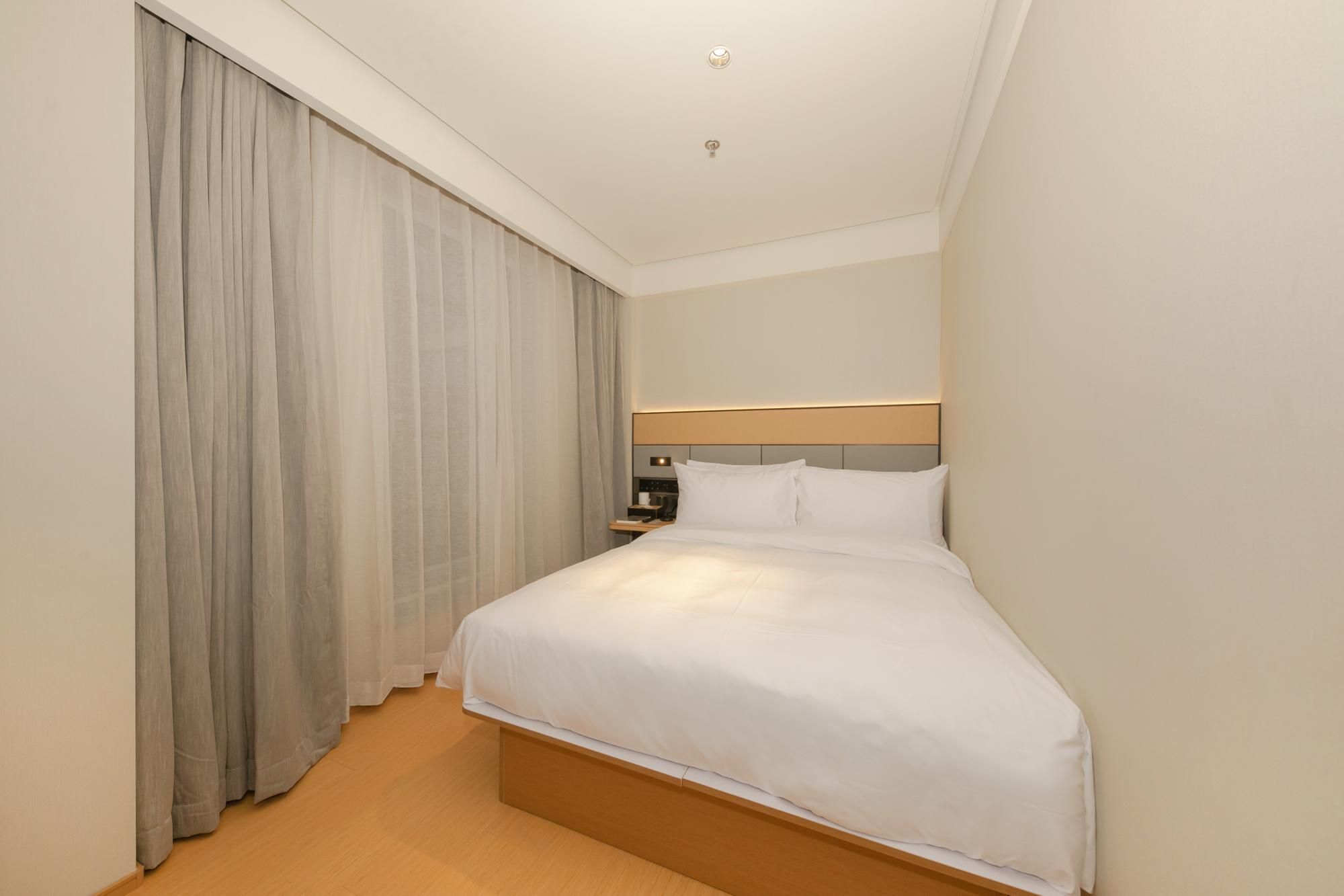 Huazhu - Room With Bed